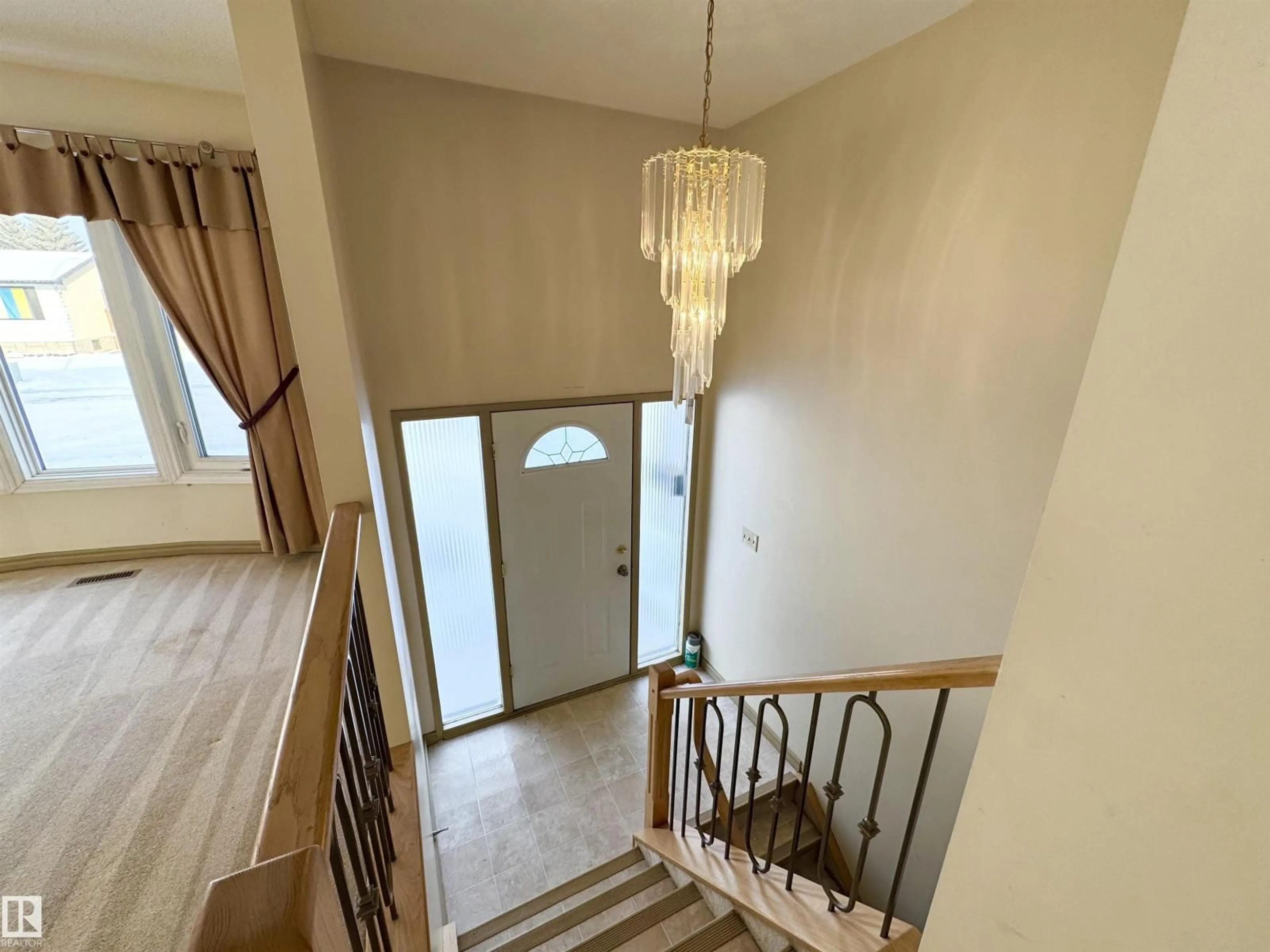 Indoor foyer for 8507 35 AV, Edmonton Alberta T6K0C1