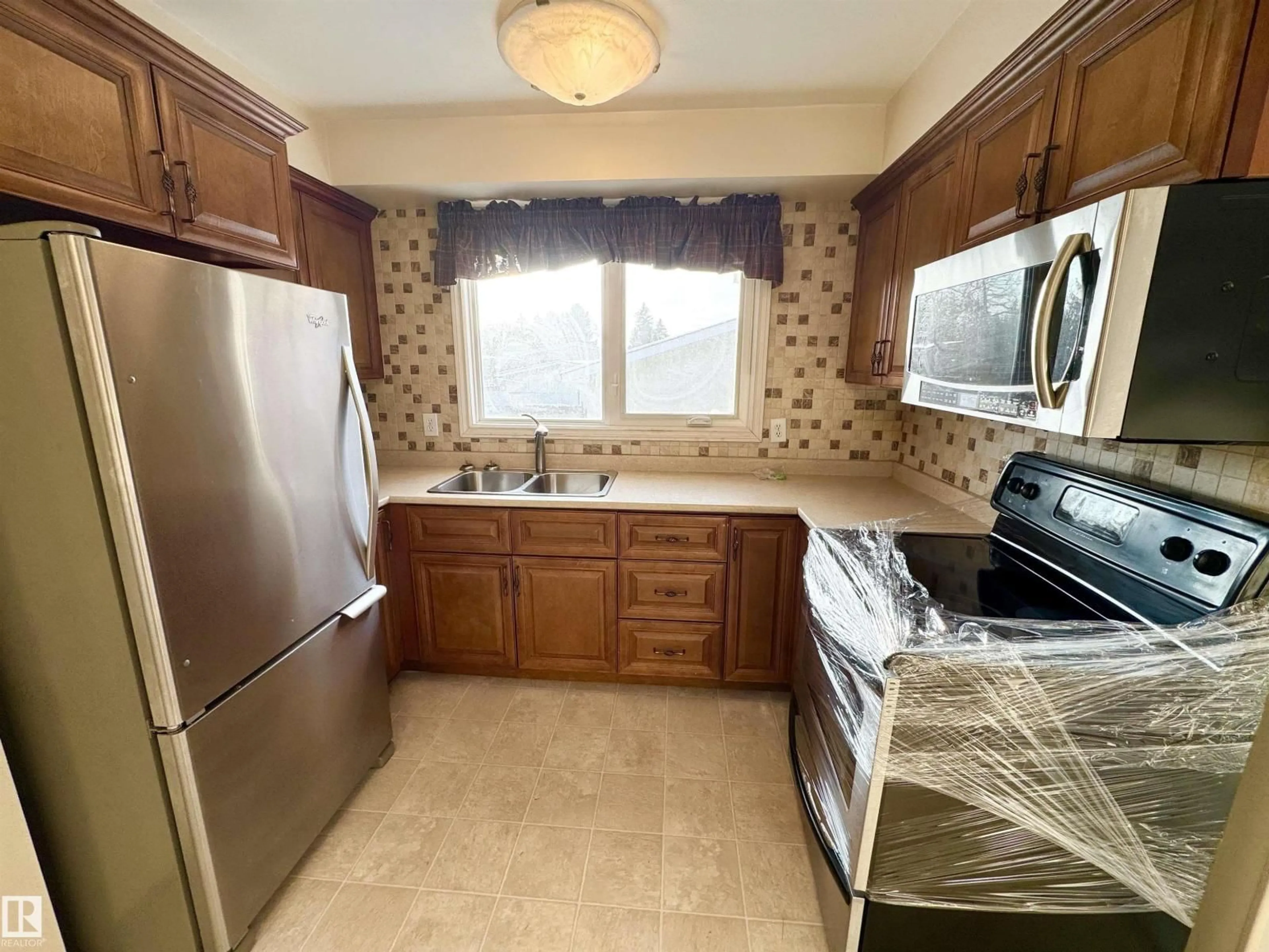 Standard kitchen, ceramic/tile floor for 8507 35 AV, Edmonton Alberta T6K0C1