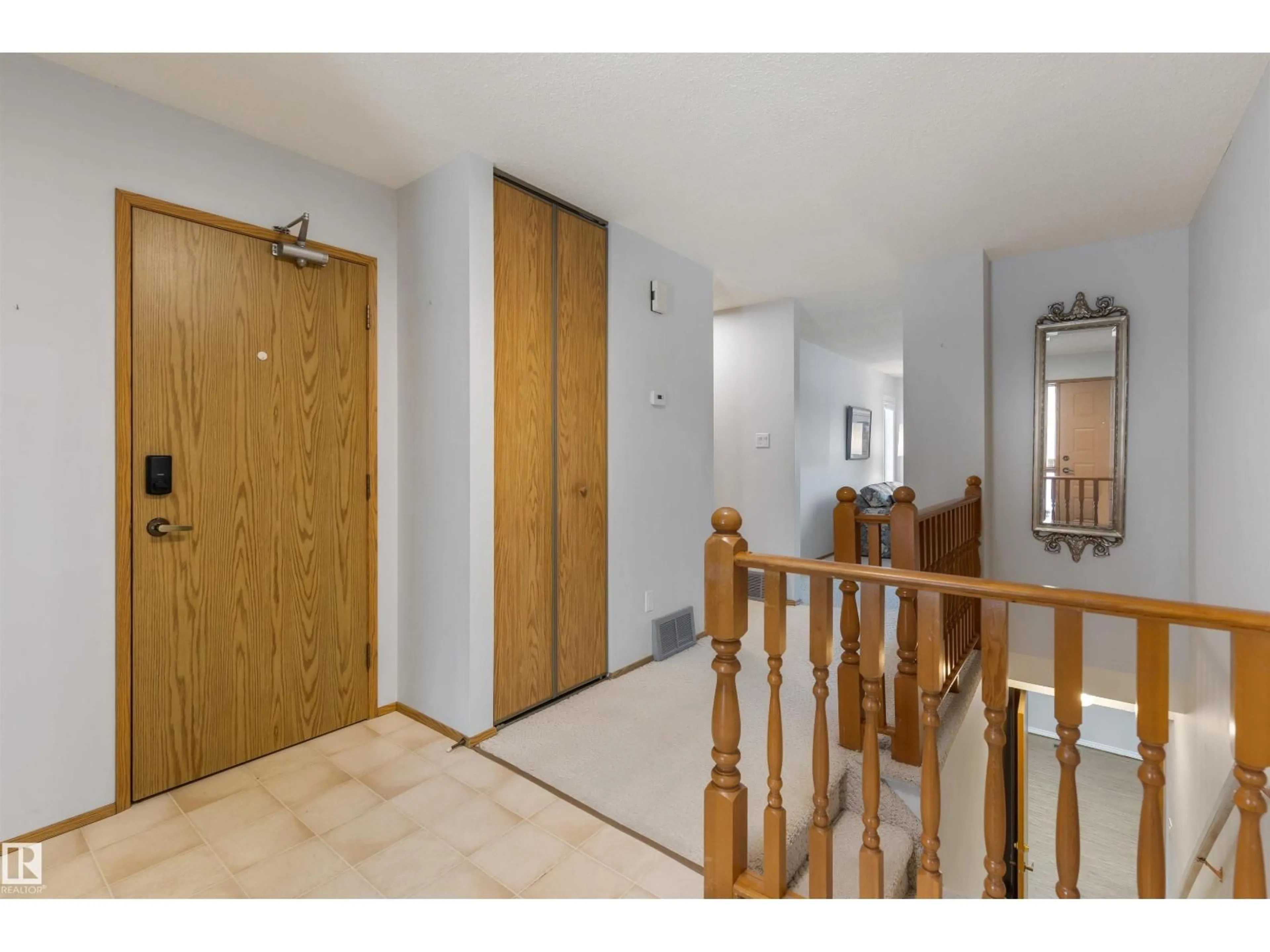 Indoor foyer for 10854 11 AV, Edmonton Alberta T6J6H9