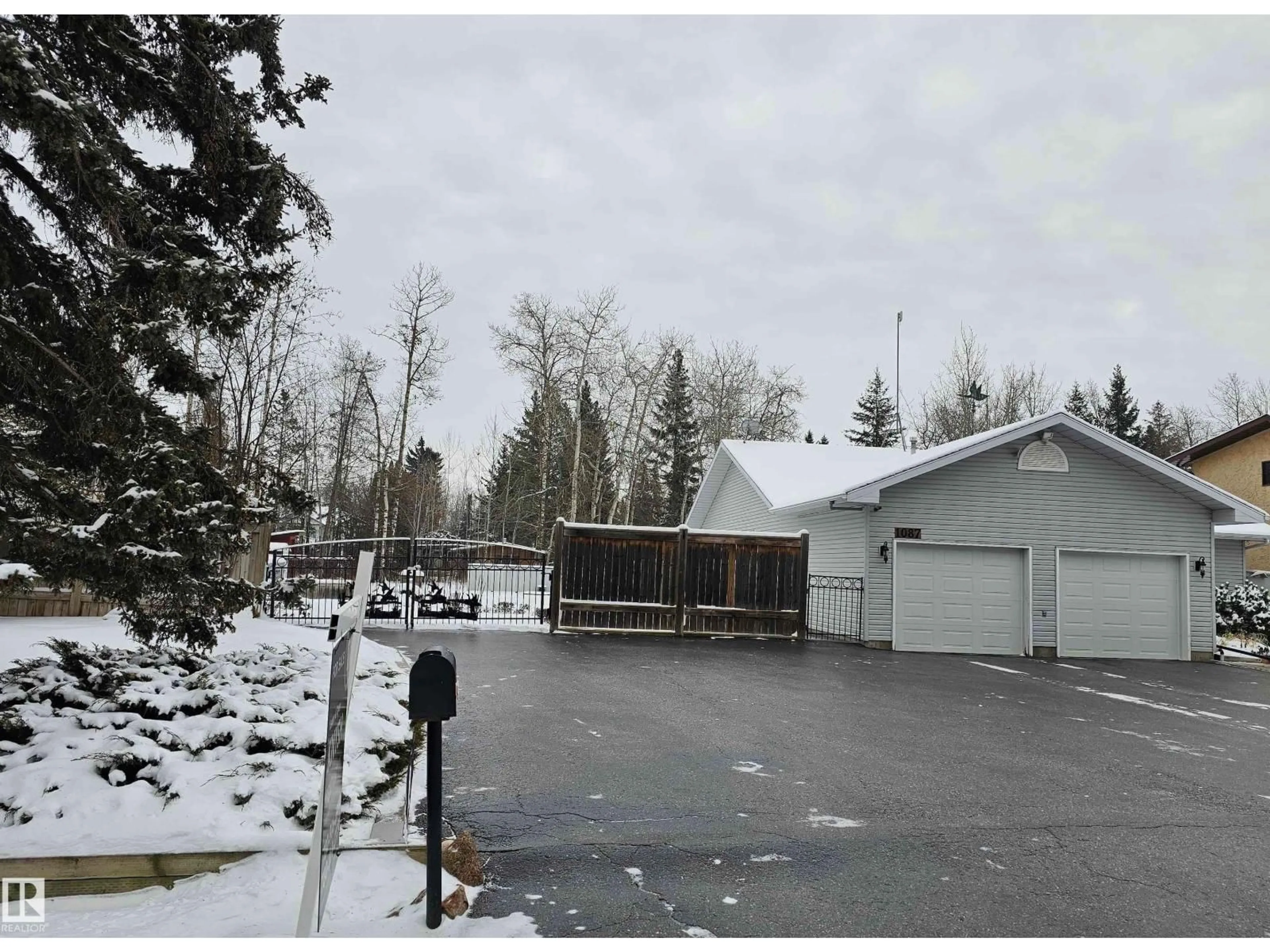 A pic from outside/outdoor area/front of a property/back of a property/a pic from drone, unknown for 1087 10 ST, Rural Lac Ste. Anne County Alberta T0E1A0