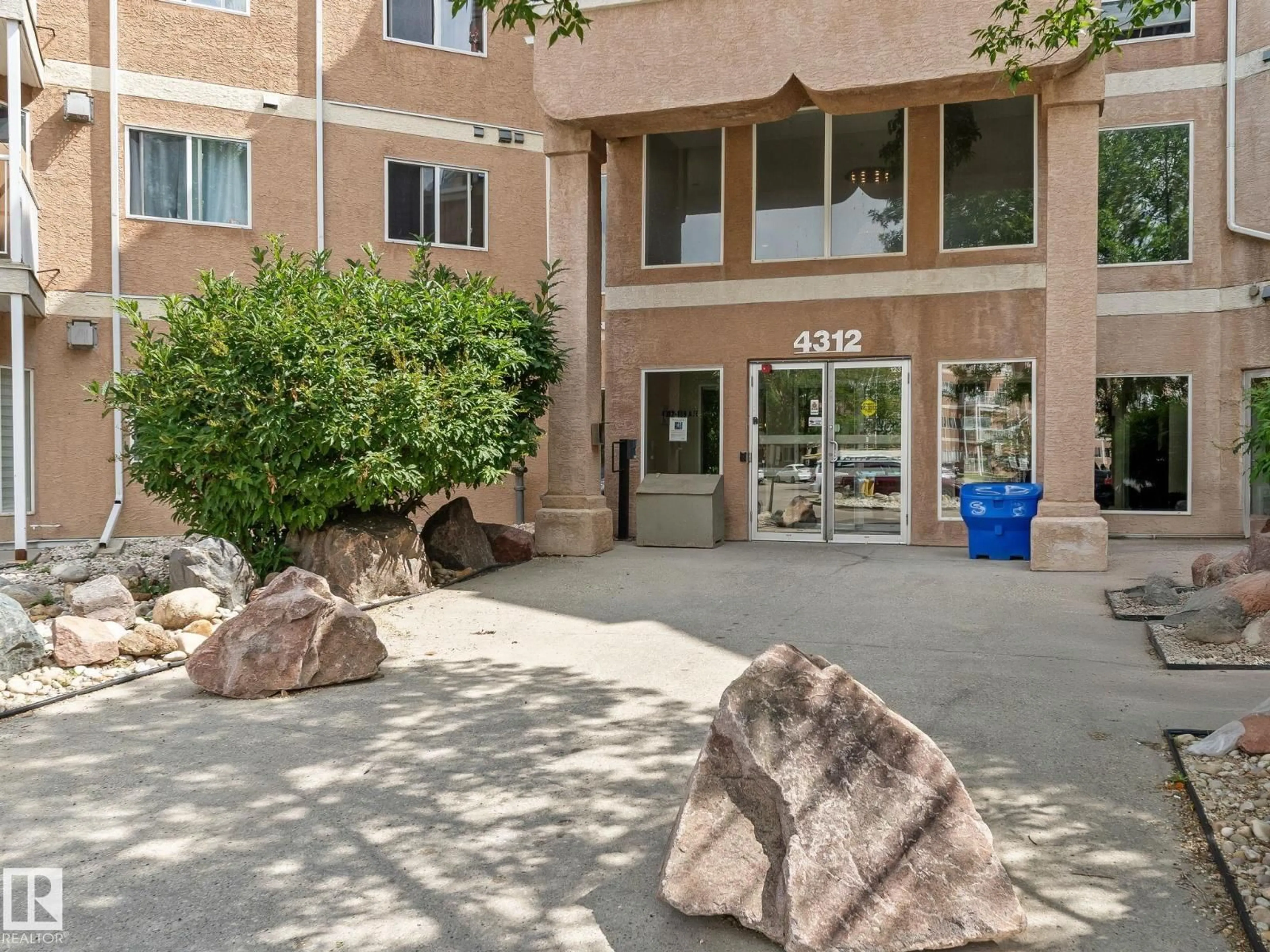 Indoor foyer for 426 - 4312 139 AV, Edmonton Alberta T5Y3J4