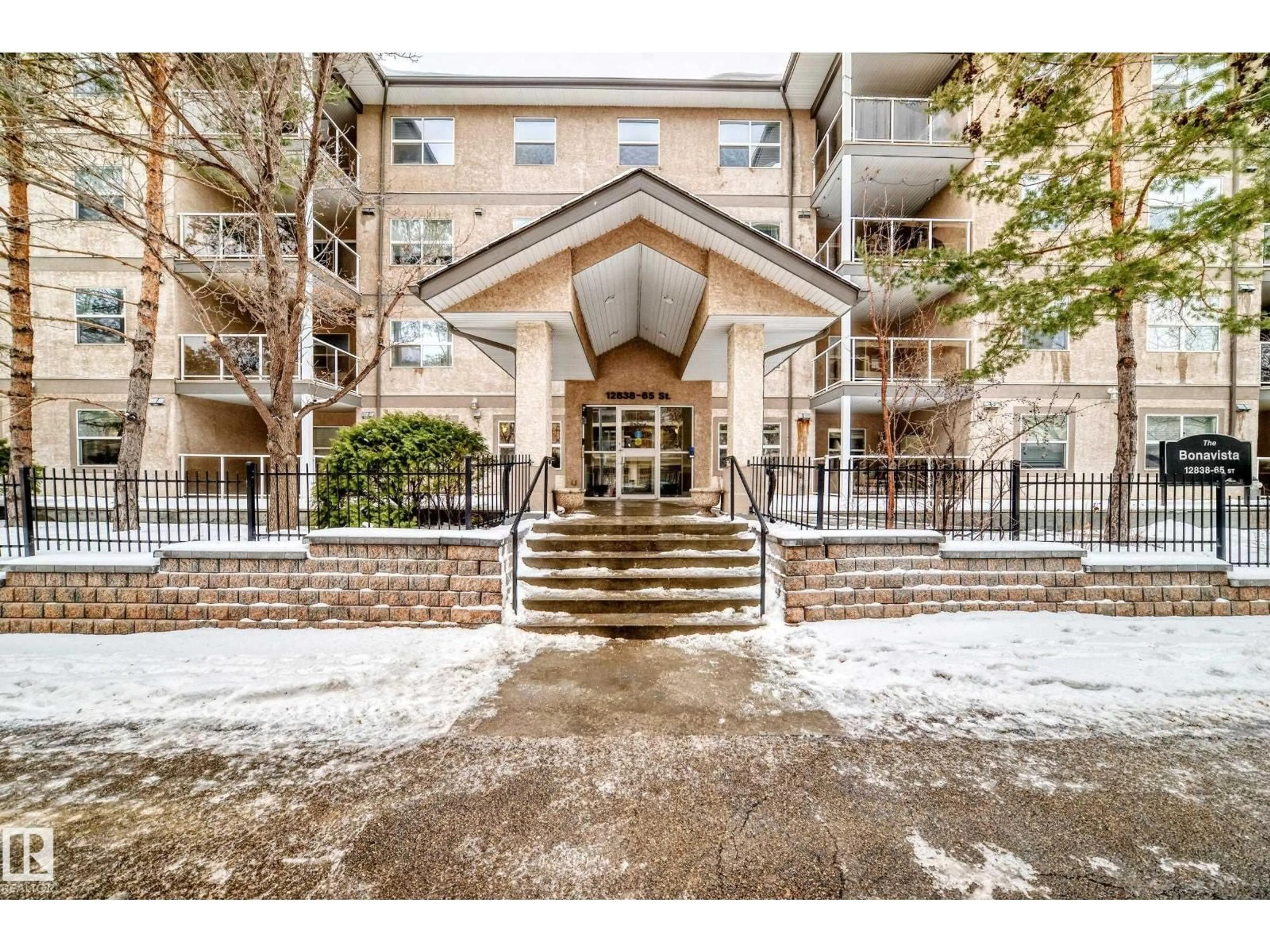 Indoor foyer for 422 12838 65 ST NW, Edmonton Alberta T5A5H3