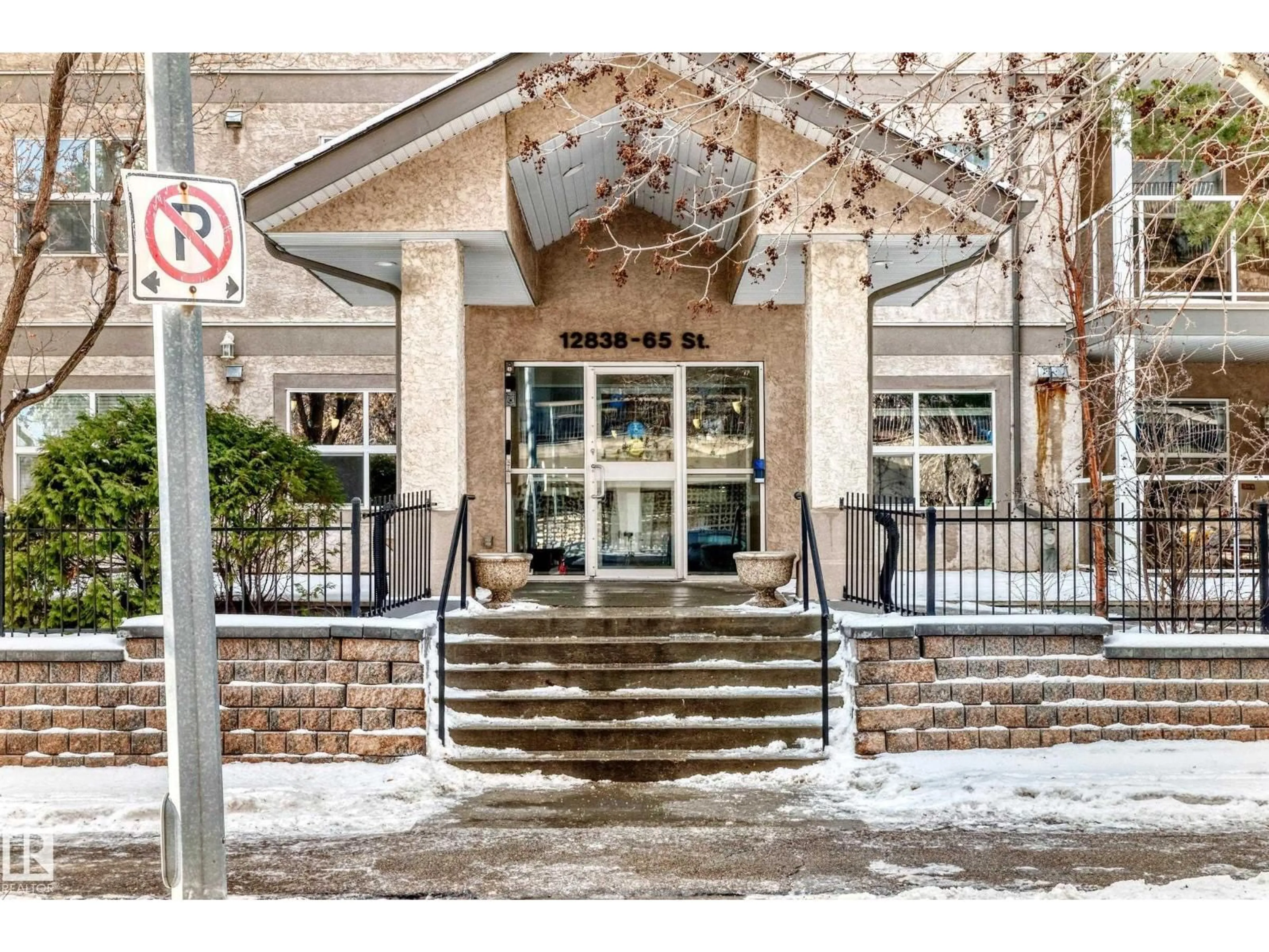 Indoor foyer for 422 12838 65 ST NW, Edmonton Alberta T5A5H3