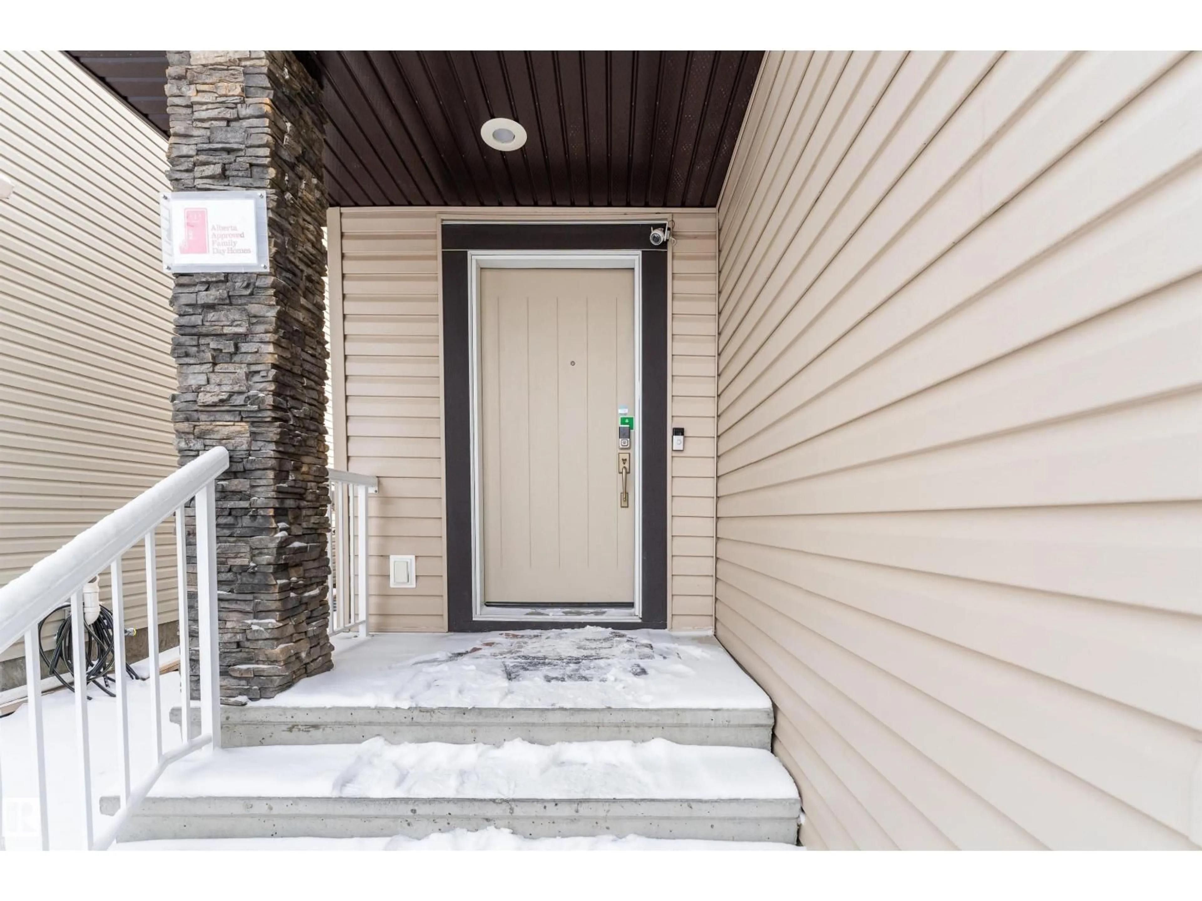 Indoor entryway for 15863 10 AV, Edmonton Alberta T6W2H2