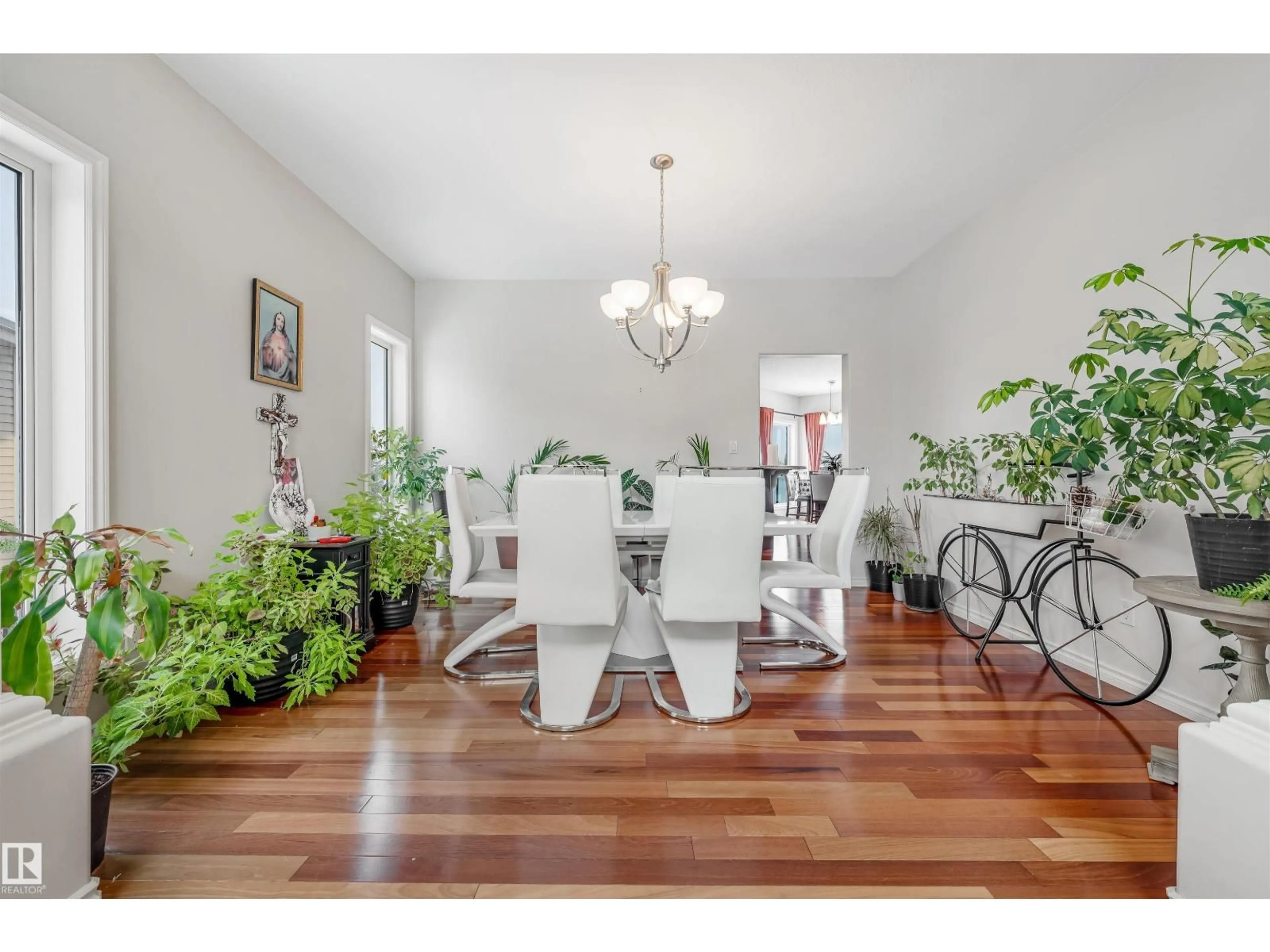 Dining room, wood/laminate floor for NW - 20524 58 AV, Edmonton Alberta T6M2Z5