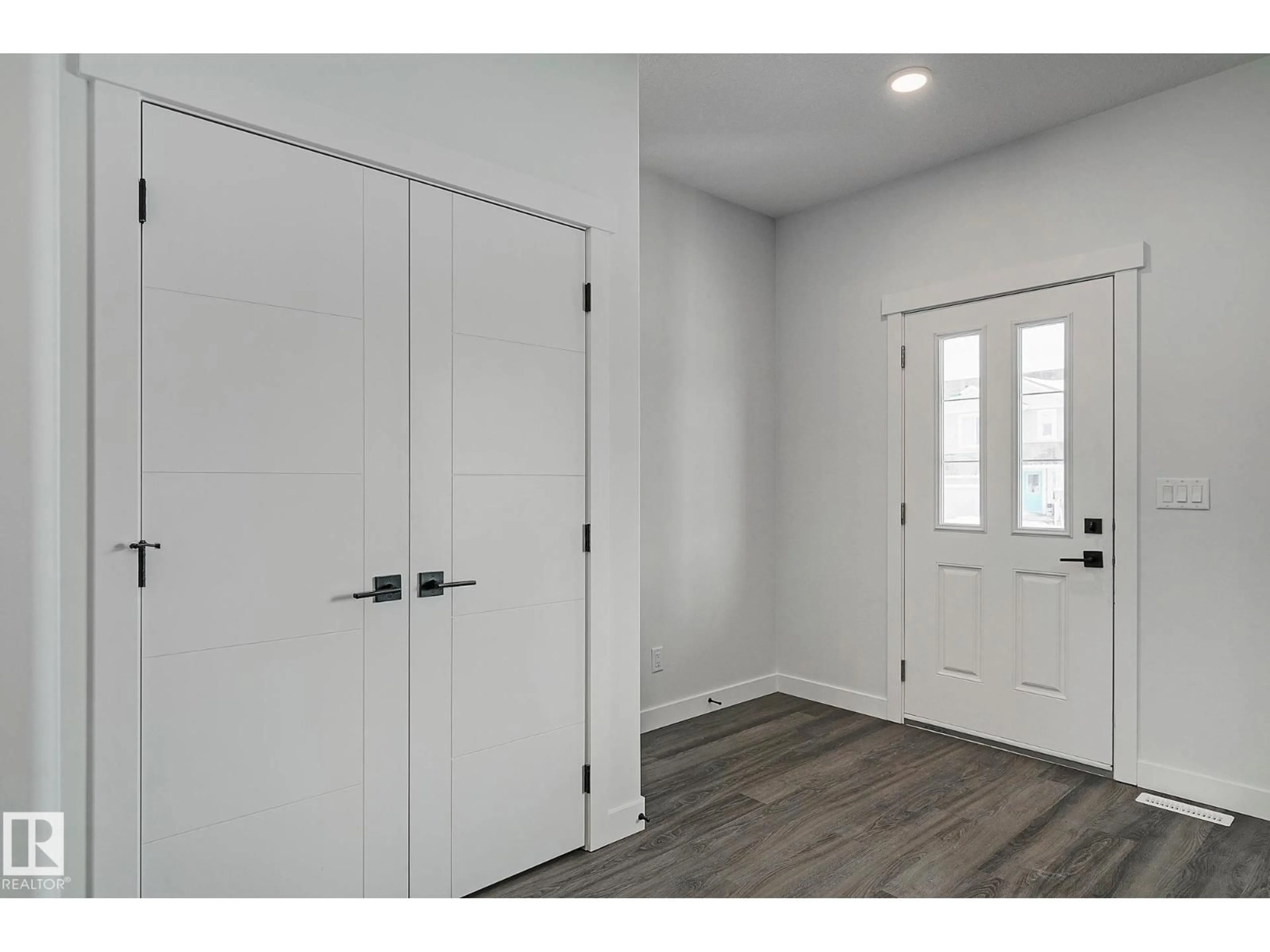 Indoor entryway for 9831 107A AVENUE, Morinville Alberta T8R2P1