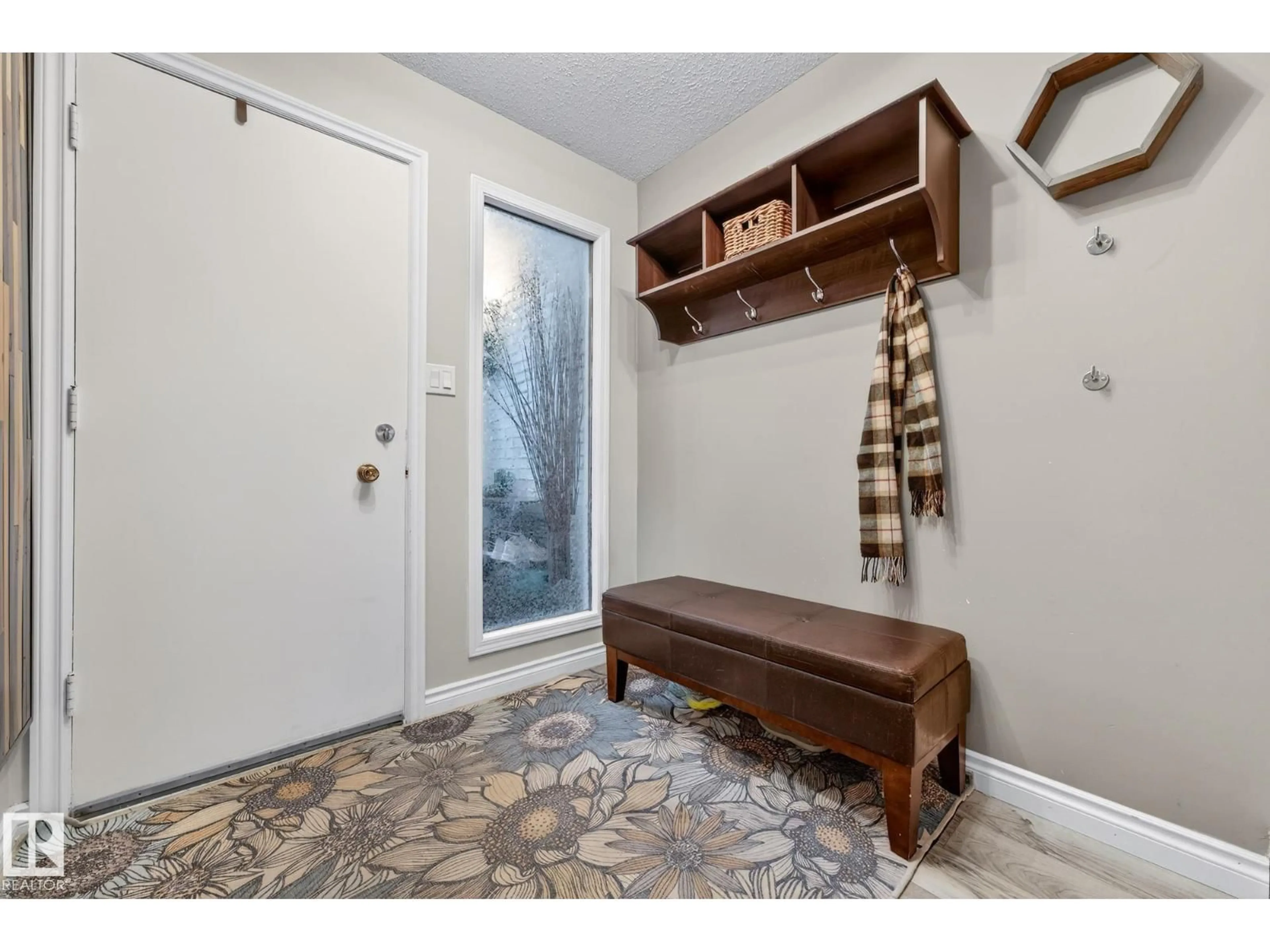 Indoor entryway for 7 GRANDVIEW RG, St. Albert Alberta T8N1T3