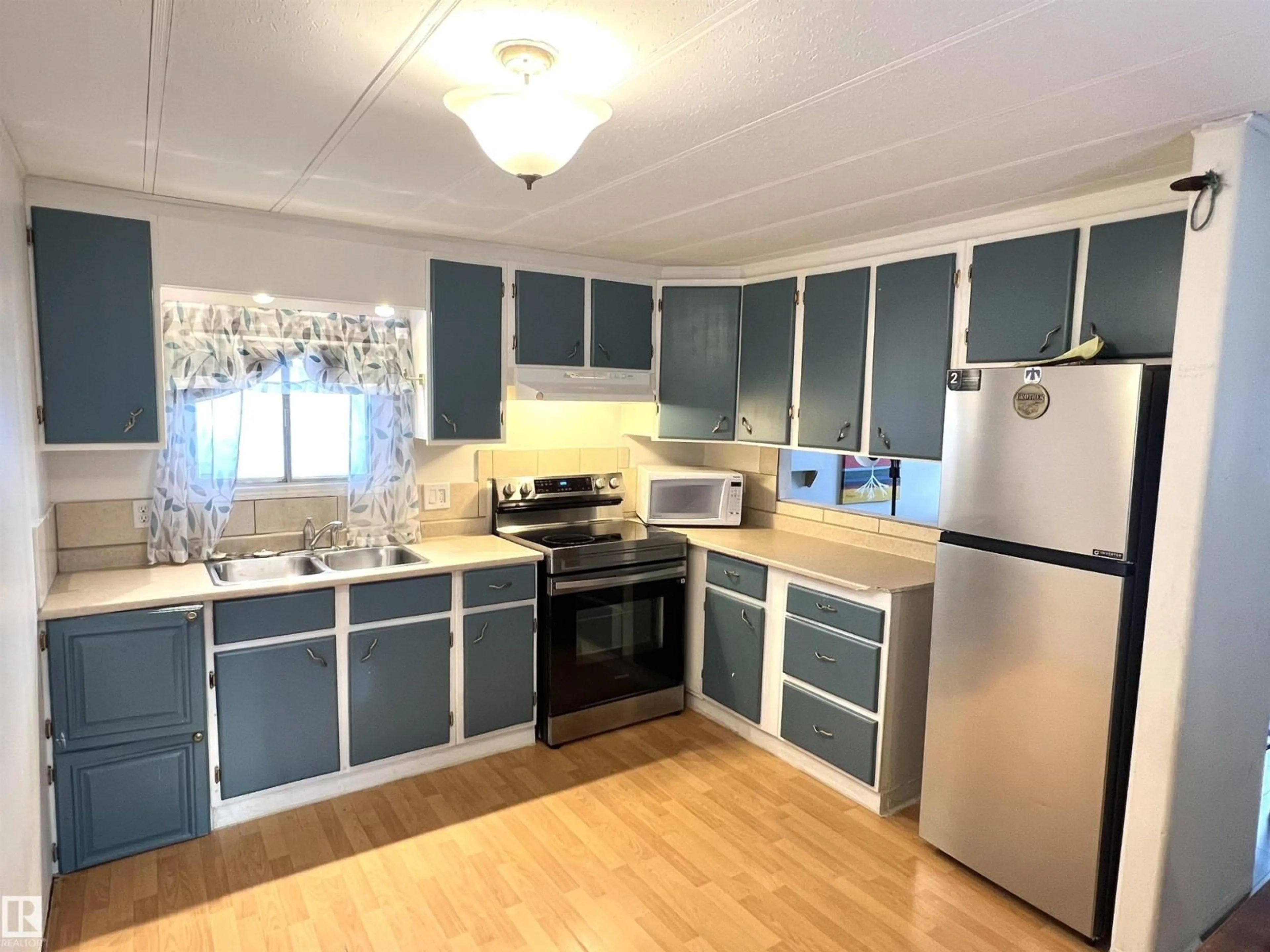 Standard kitchen, wood/laminate floor for 1 - 5612 53 AV, Cold Lake Alberta T9M1R8