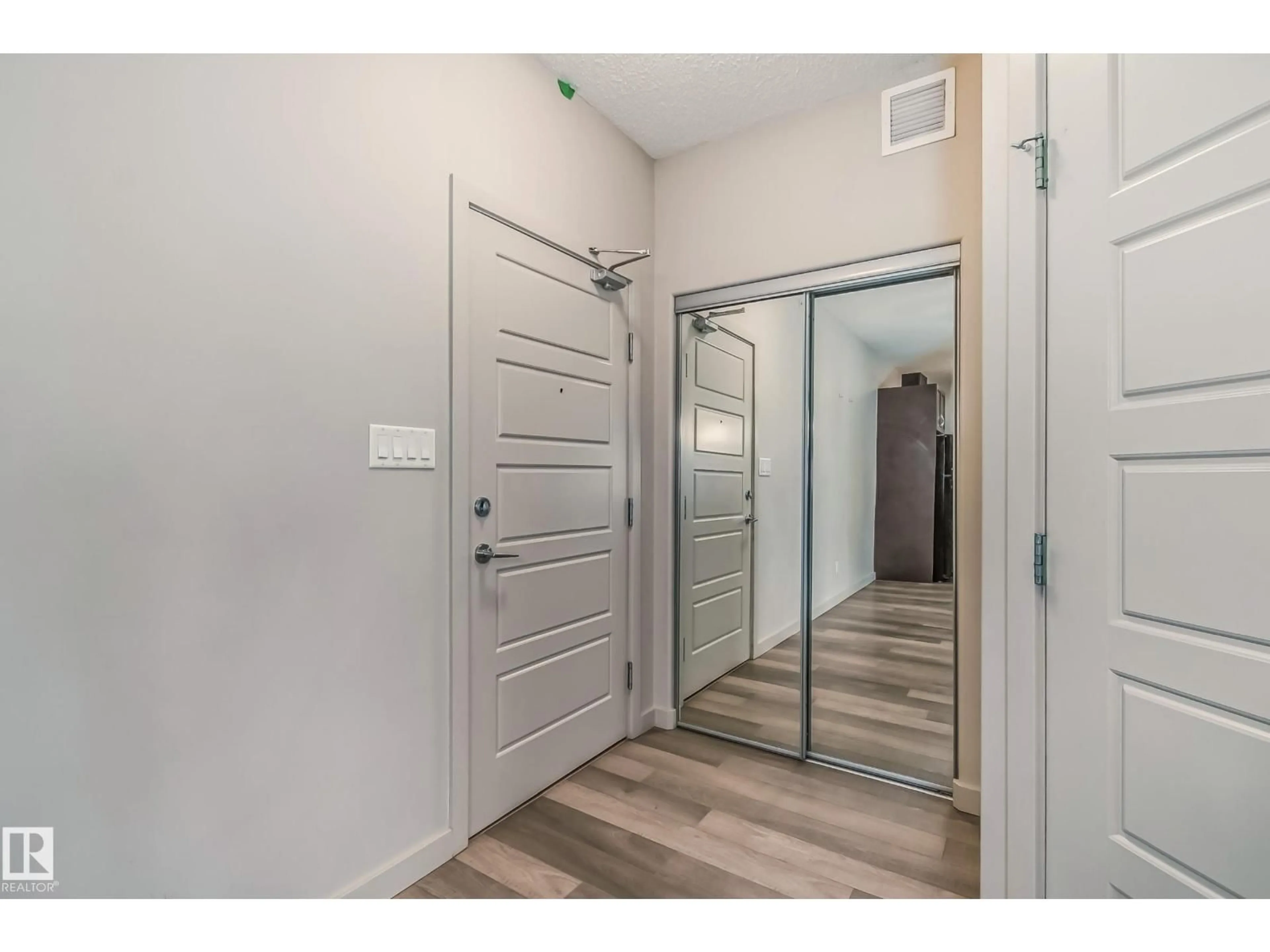 Indoor entryway for 457 7805 71 ST NW, Edmonton Alberta T6B3V6