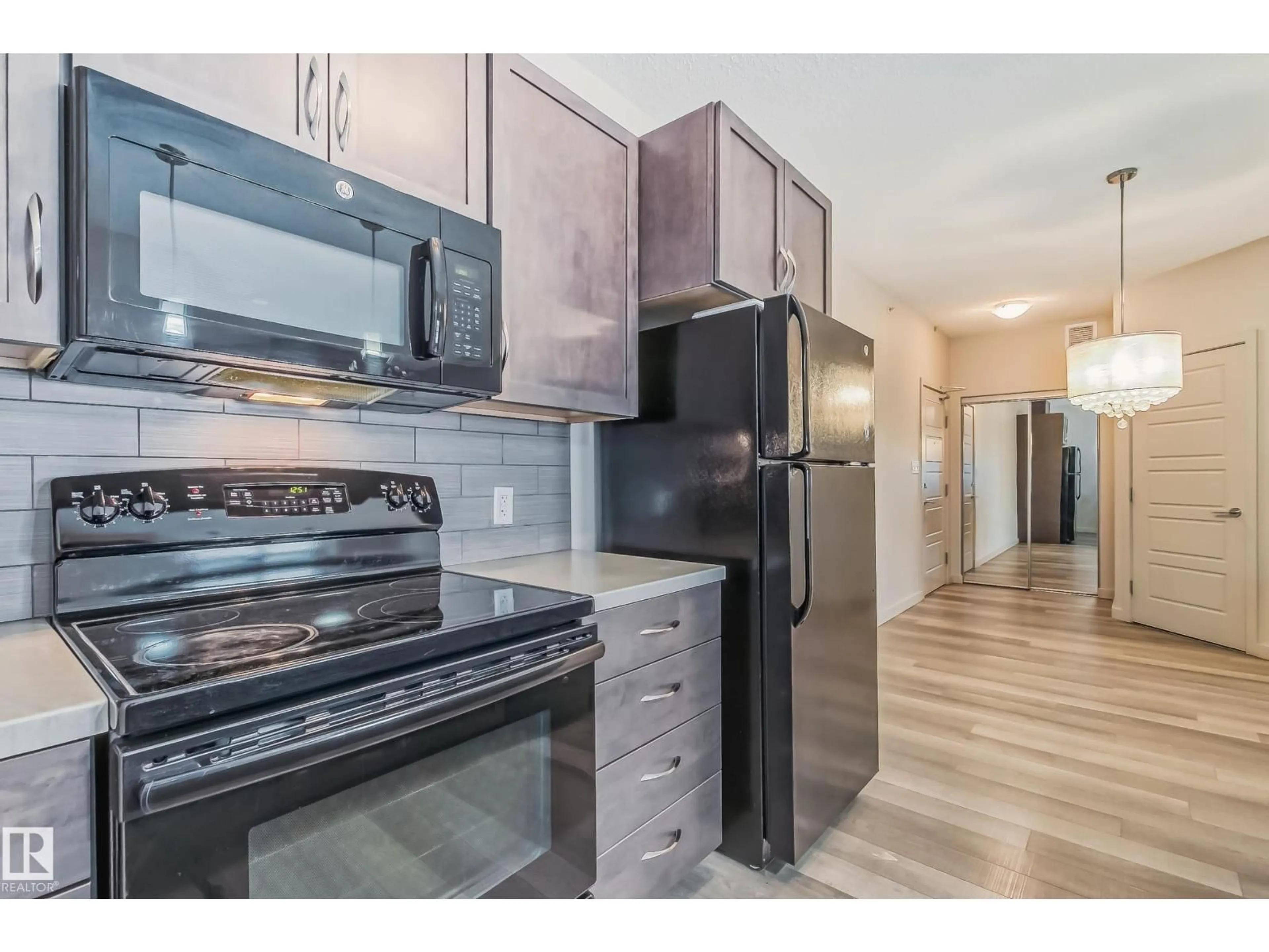 Standard kitchen, wood/laminate floor for 457 7805 71 ST NW, Edmonton Alberta T6B3V6