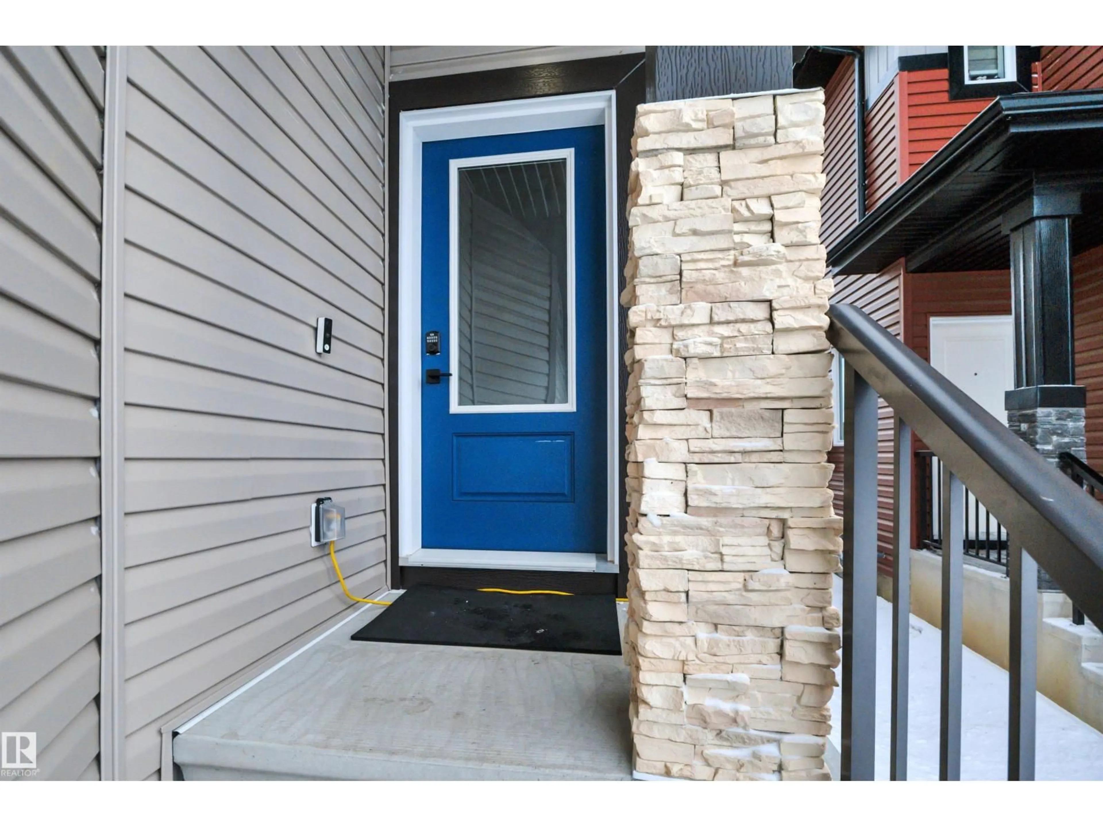 Indoor entryway for 525 KLEINS CO, Leduc Alberta T9E1M5