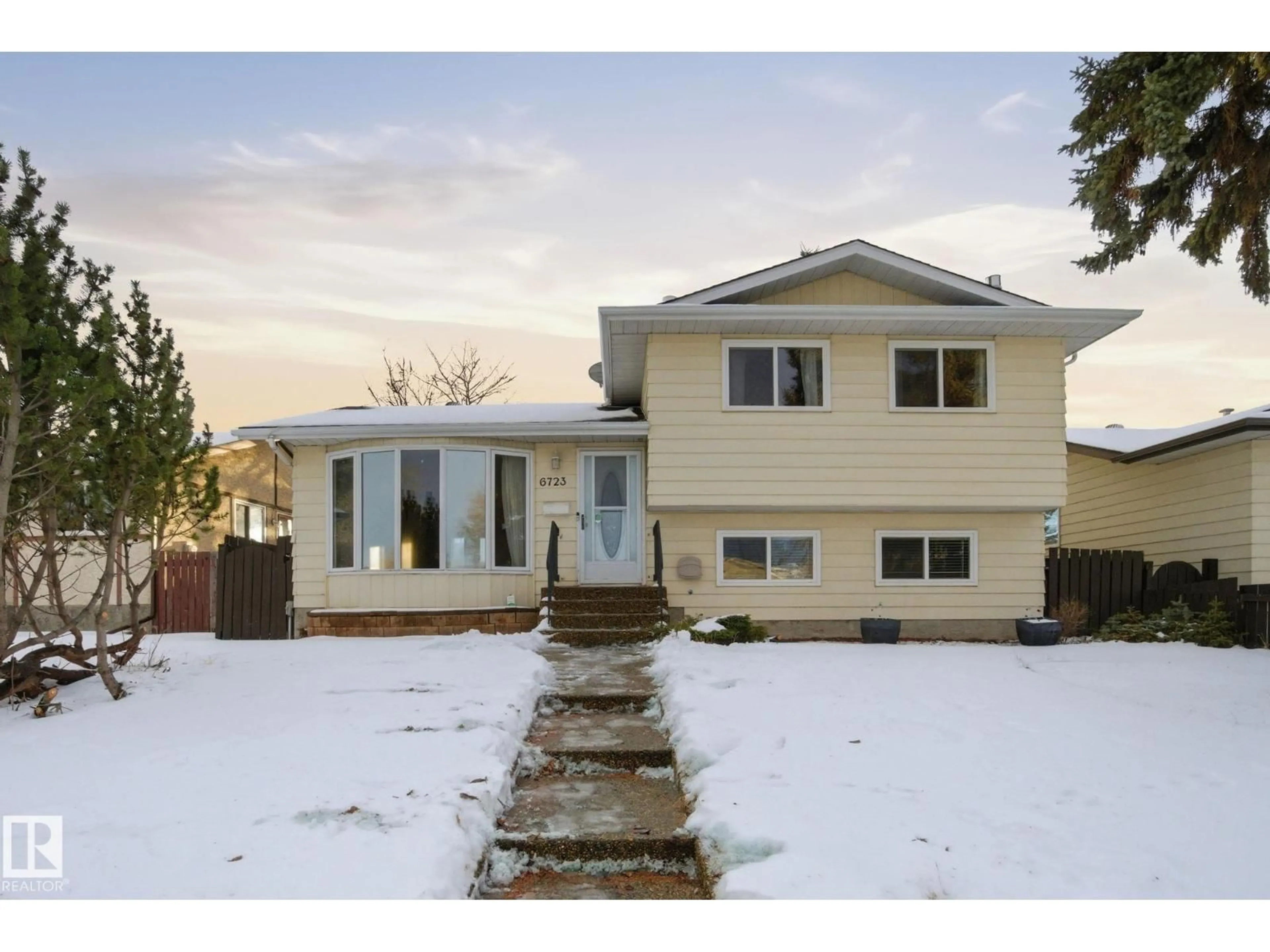 Home with vinyl exterior material, street for 6723 40 AV, Edmonton Alberta T6K1R9