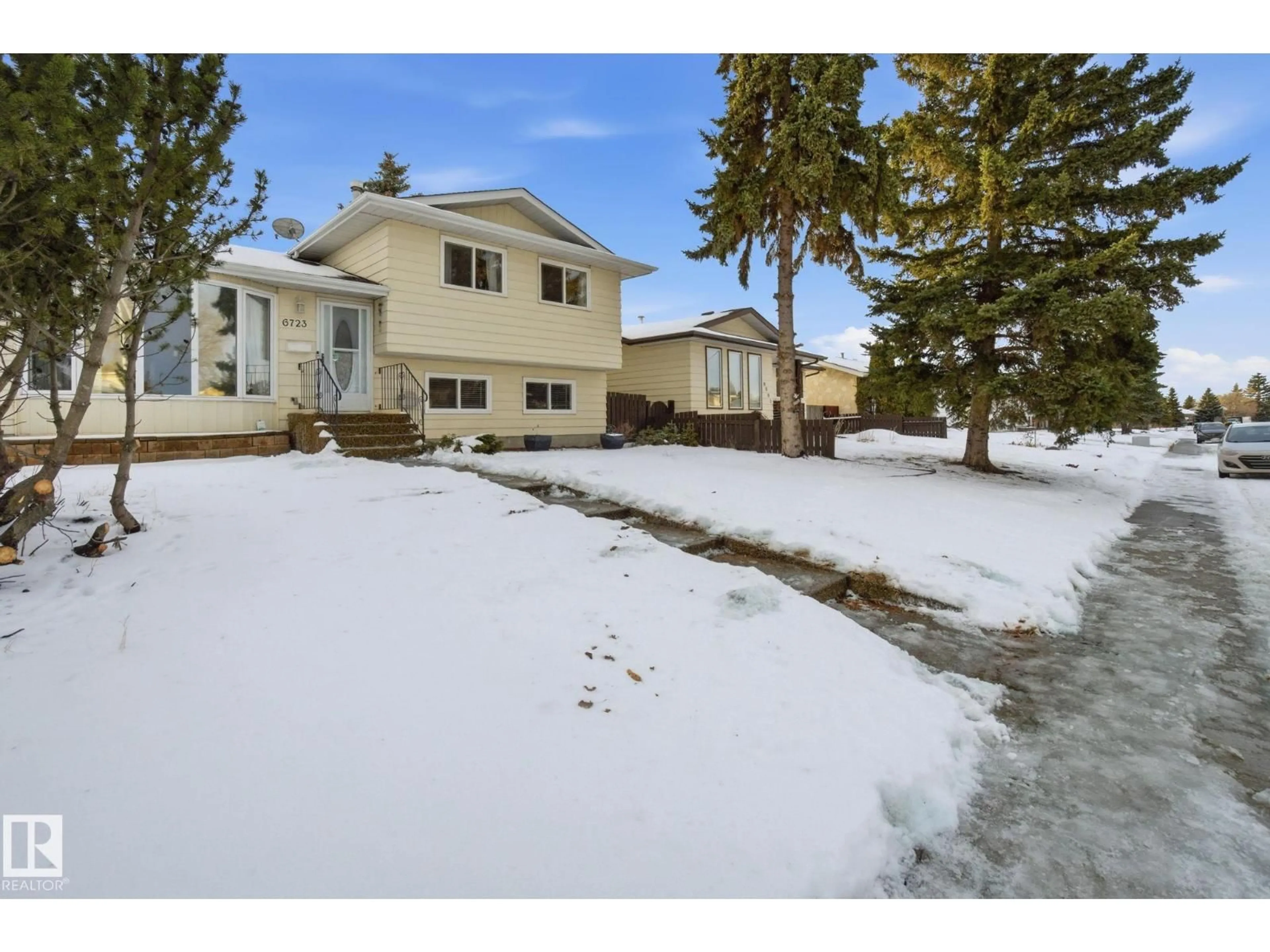 A pic from outside/outdoor area/front of a property/back of a property/a pic from drone, street for 6723 40 AV, Edmonton Alberta T6K1R9