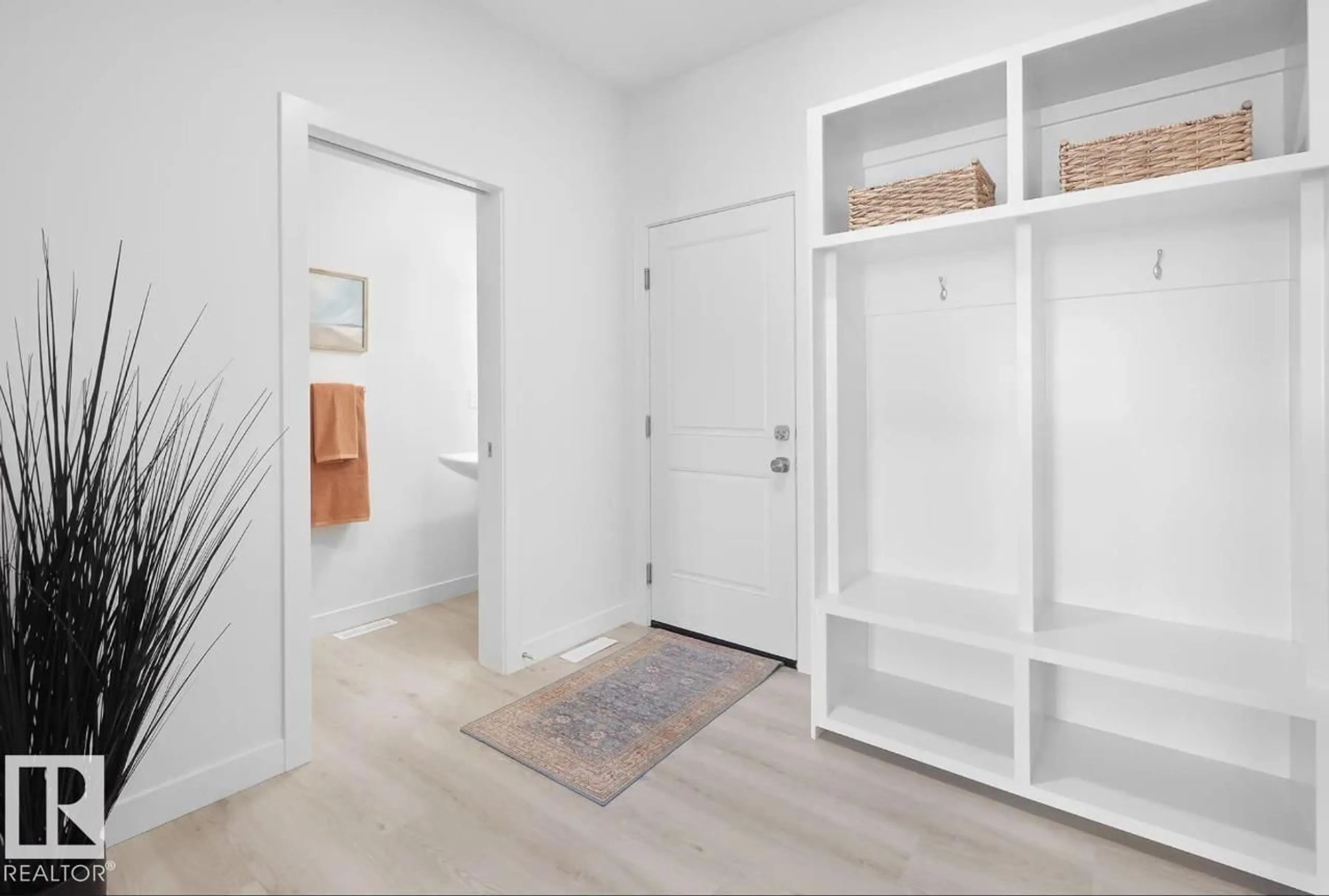 Indoor entryway for 22376 90 AV, Edmonton Alberta T5T7X2