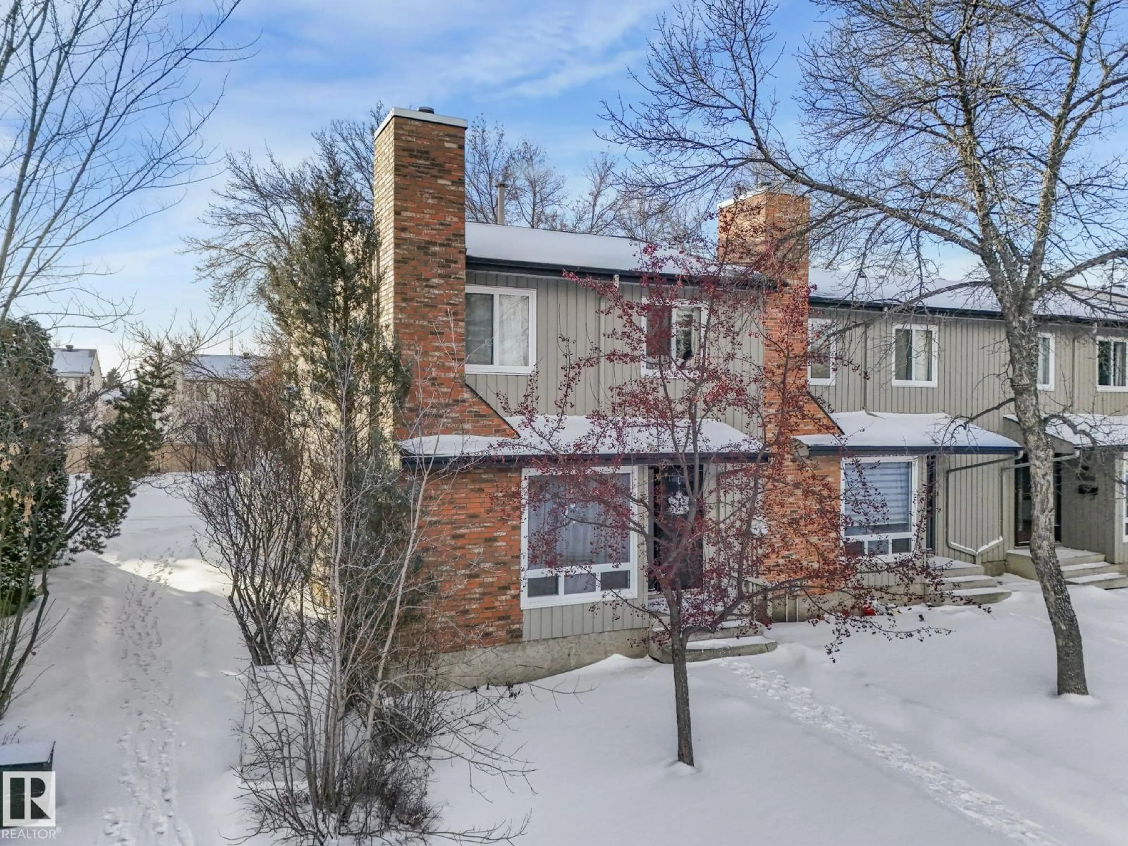 A pic from outside/outdoor area/front of a property/back of a property/a pic from drone, street for 11811 32A AV, Edmonton Alberta T6J5K8