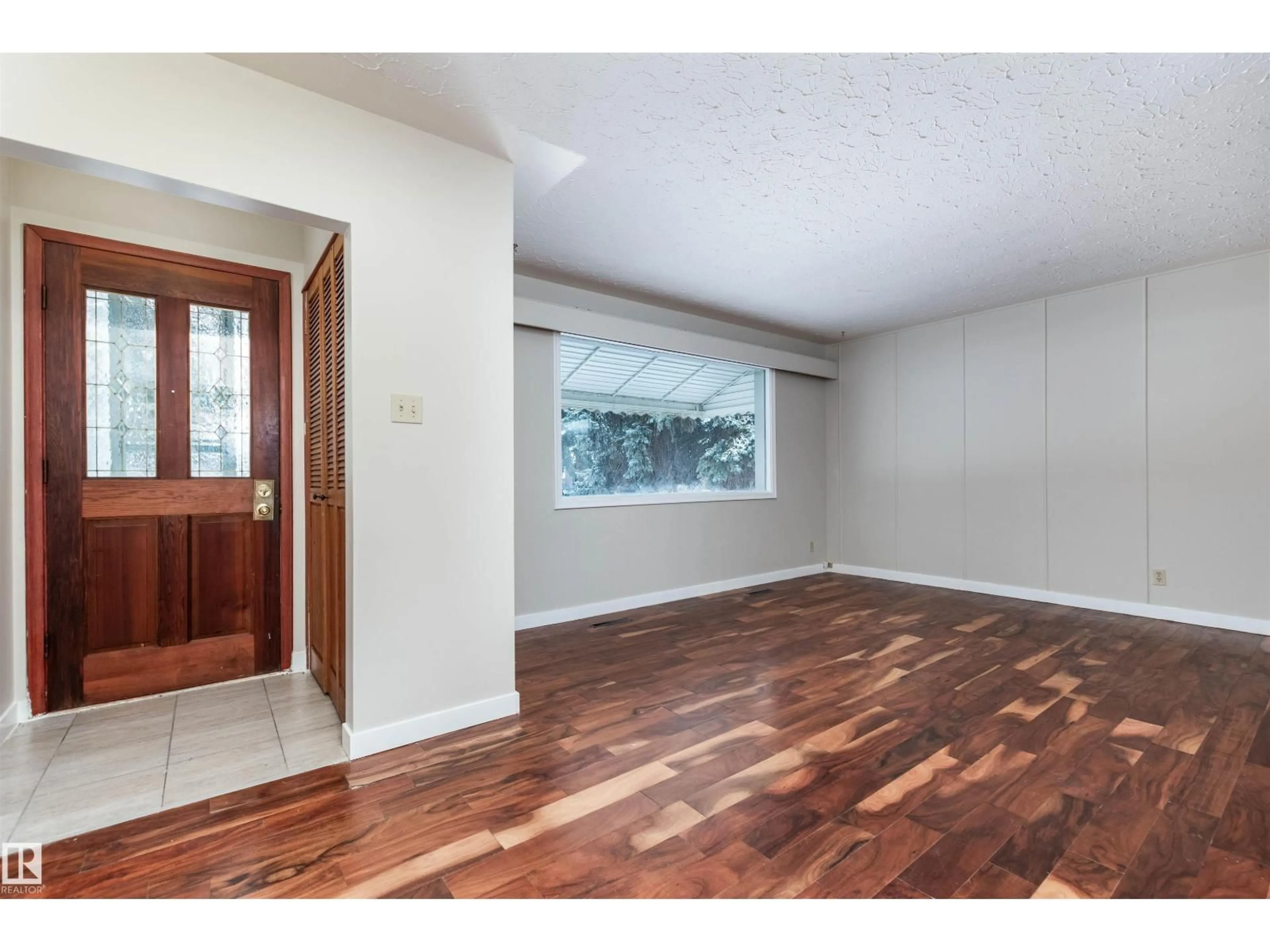 Indoor entryway for 5204 97A AV, Edmonton Alberta T6B1E1