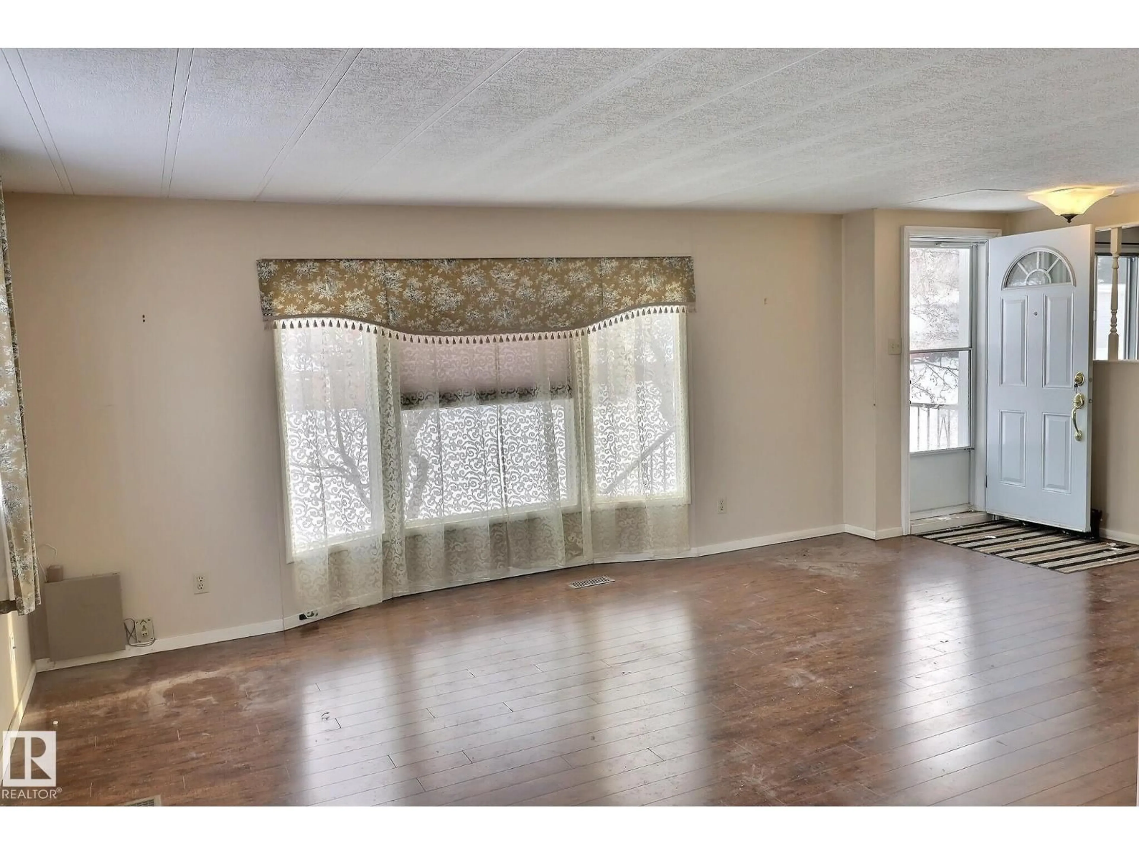 A pic of a room for 2 WILLOWDALE DR, Edmonton Alberta T6P1H2