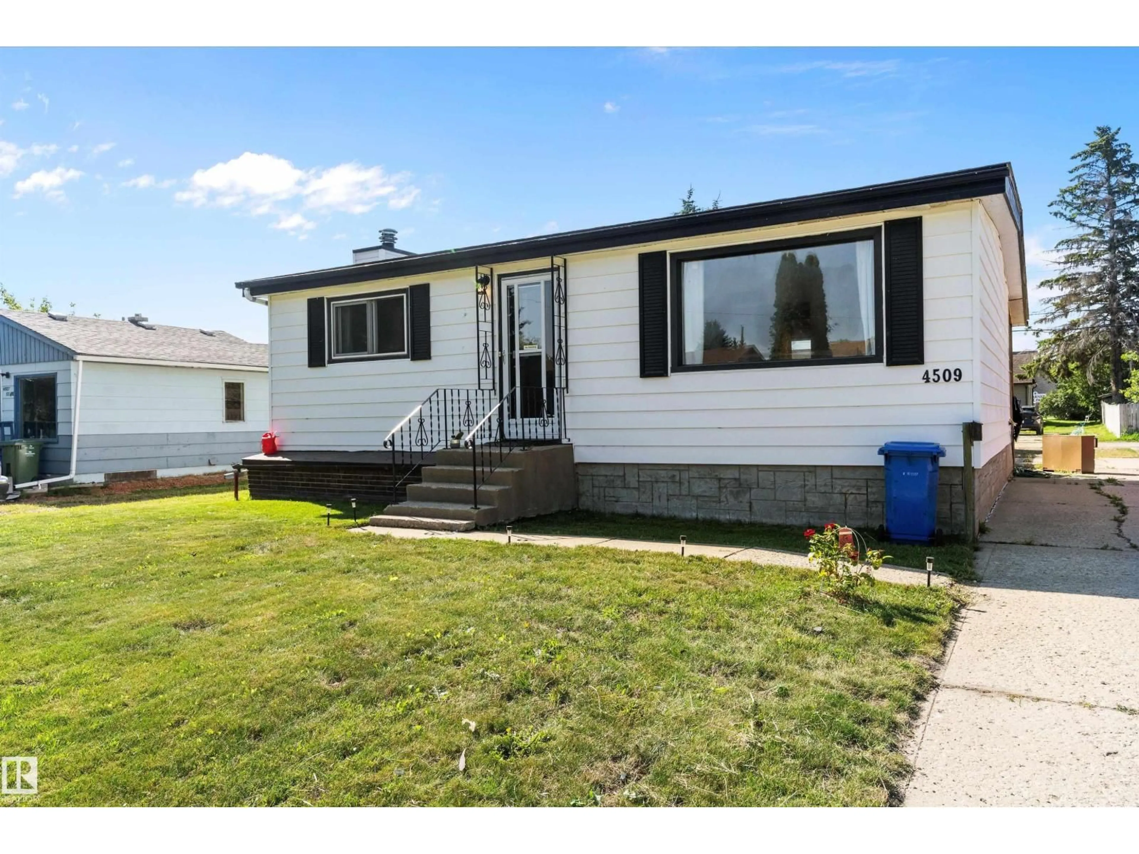 Home with vinyl exterior material, street for 4509 53 AV, Wetaskiwin Alberta T9A0Y3