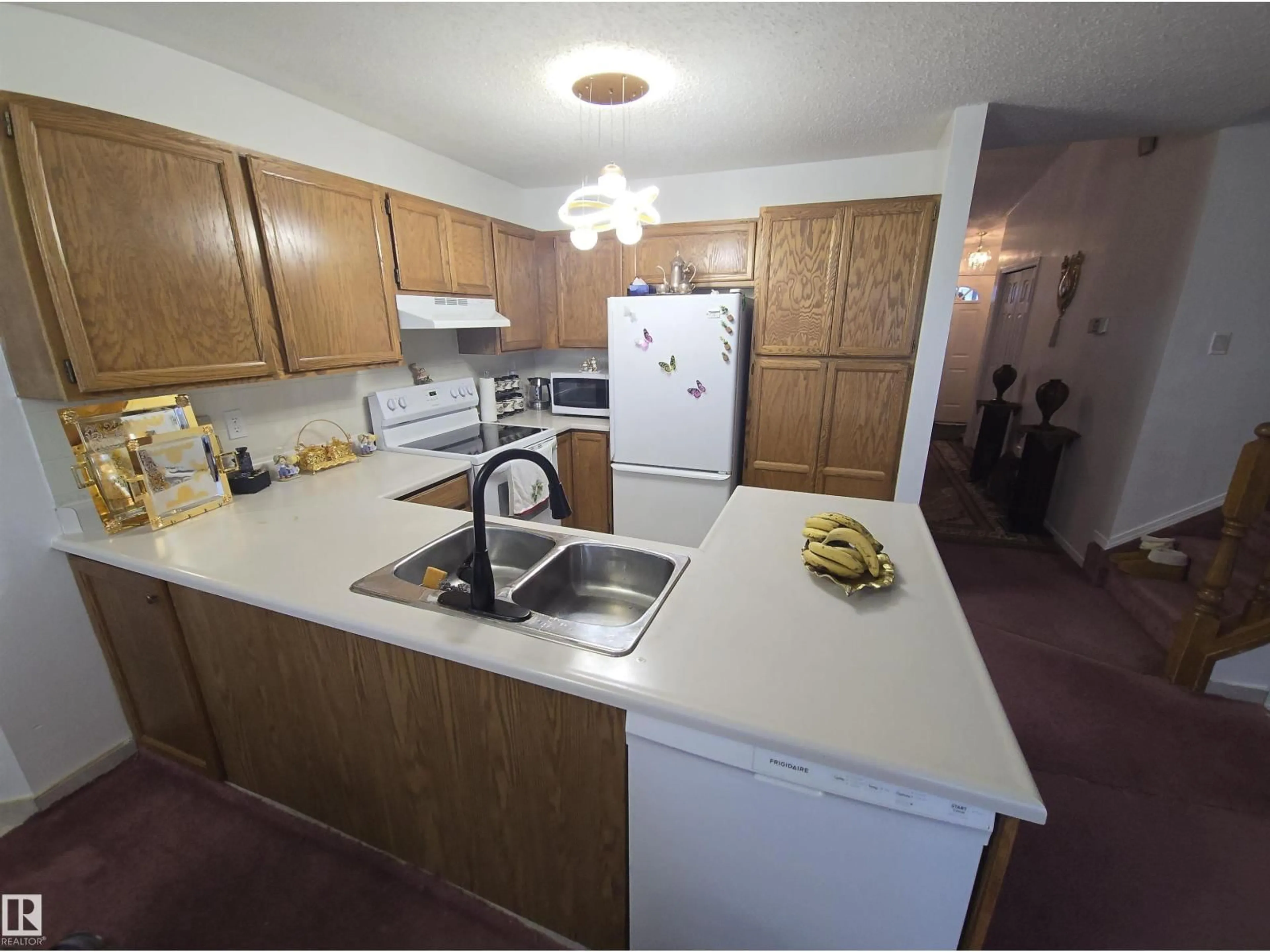 Standard kitchen, unknown for 16815 91 ST, Edmonton Alberta T5Z2W7