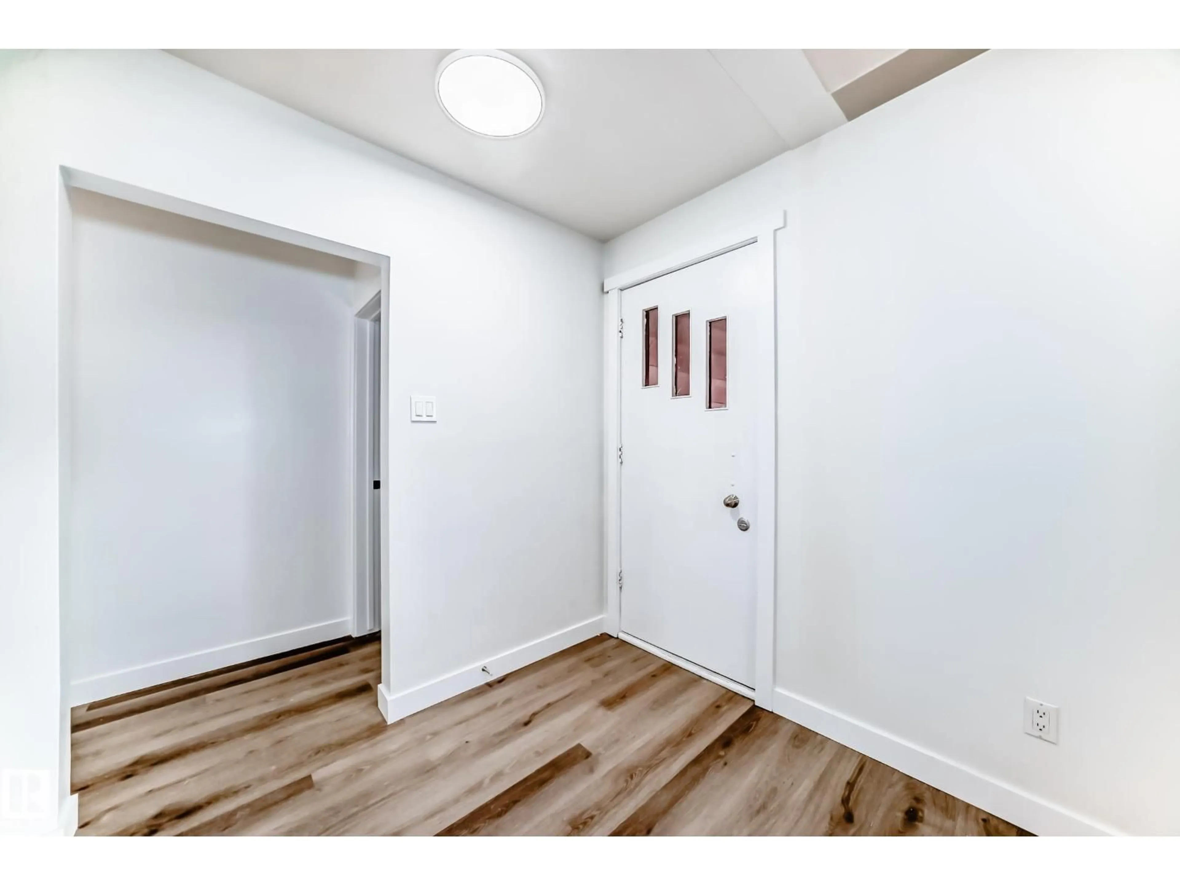 Indoor entryway for 9126 152 ST, Edmonton Alberta T5R1M4