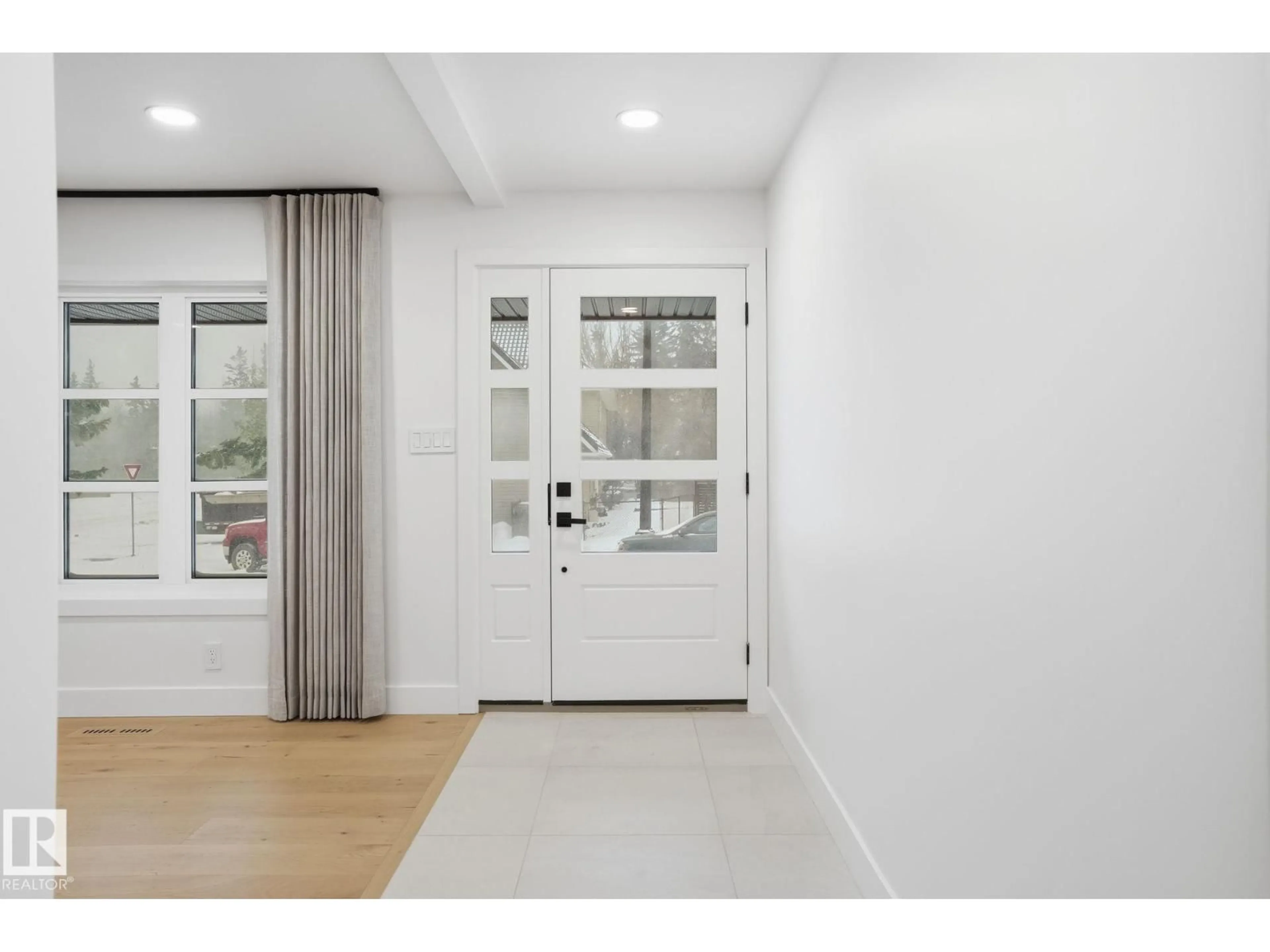 Indoor entryway for 14604 MACKENZIE DR, Edmonton Alberta T5R5W2