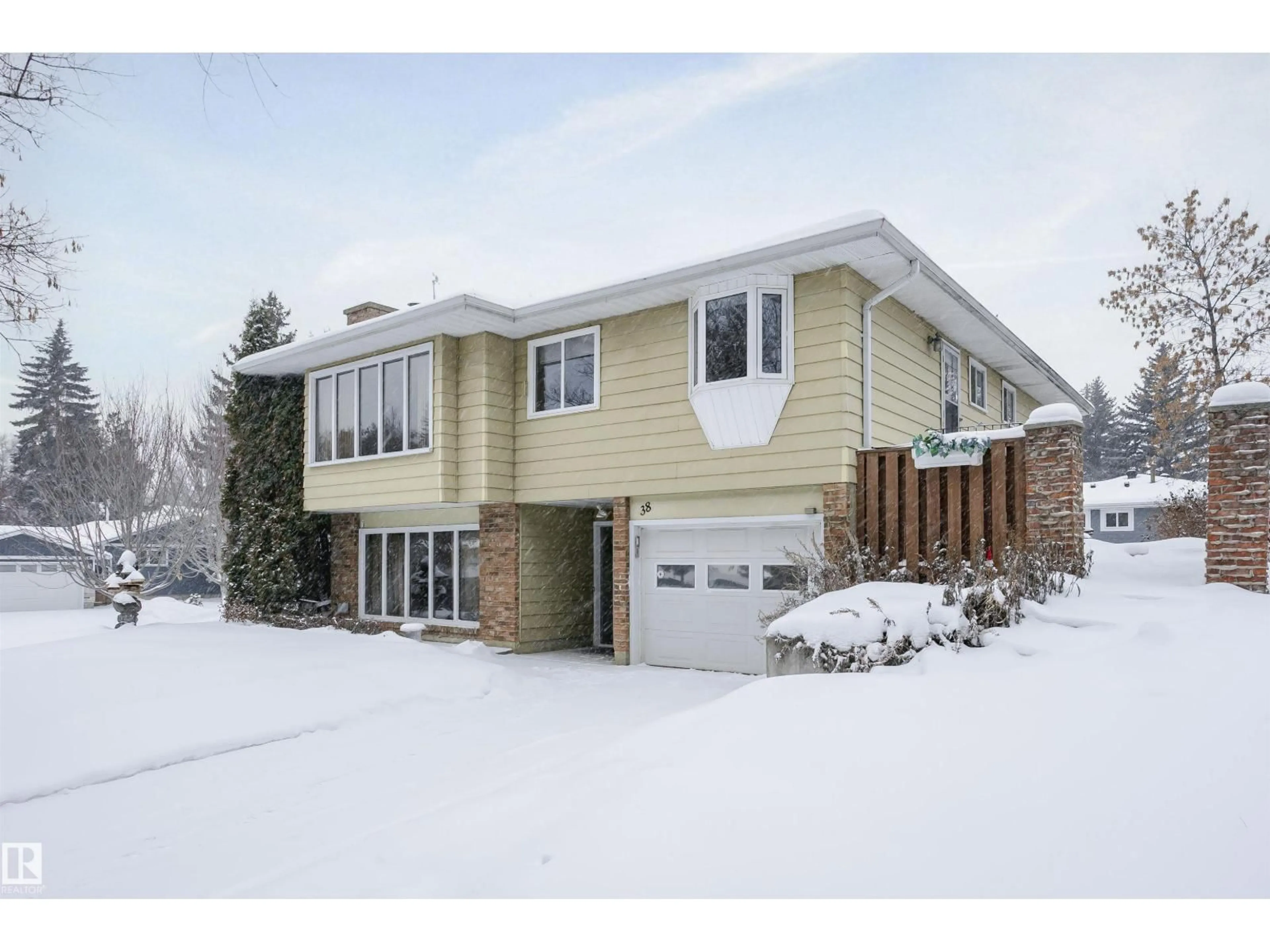 Home with vinyl exterior material, street for 38 GLENHAVEN CR, St. Albert Alberta T8N1A5