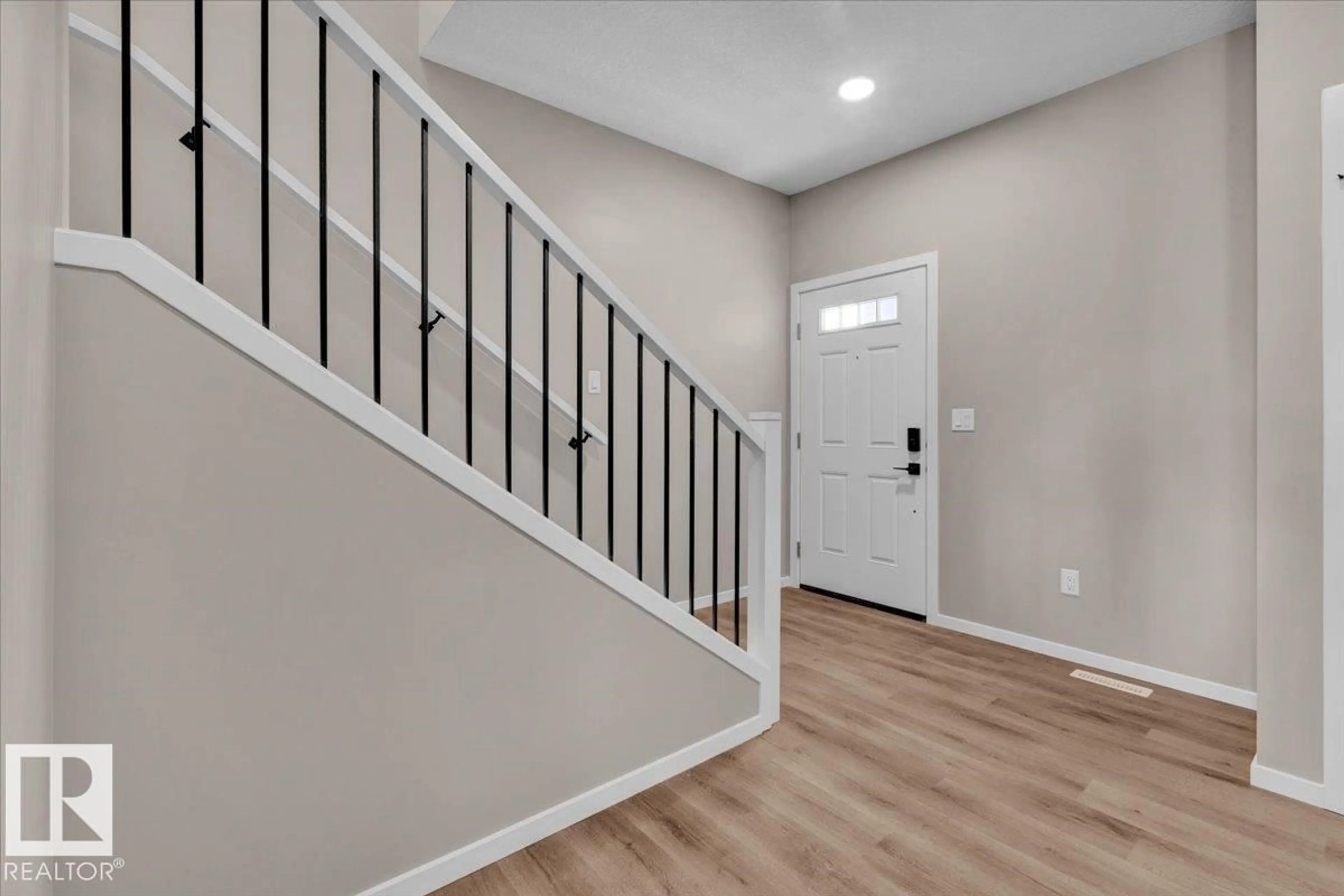 Indoor entryway for 1154 SOUTH CREEK WD, Stony Plain Alberta T7Z0M1