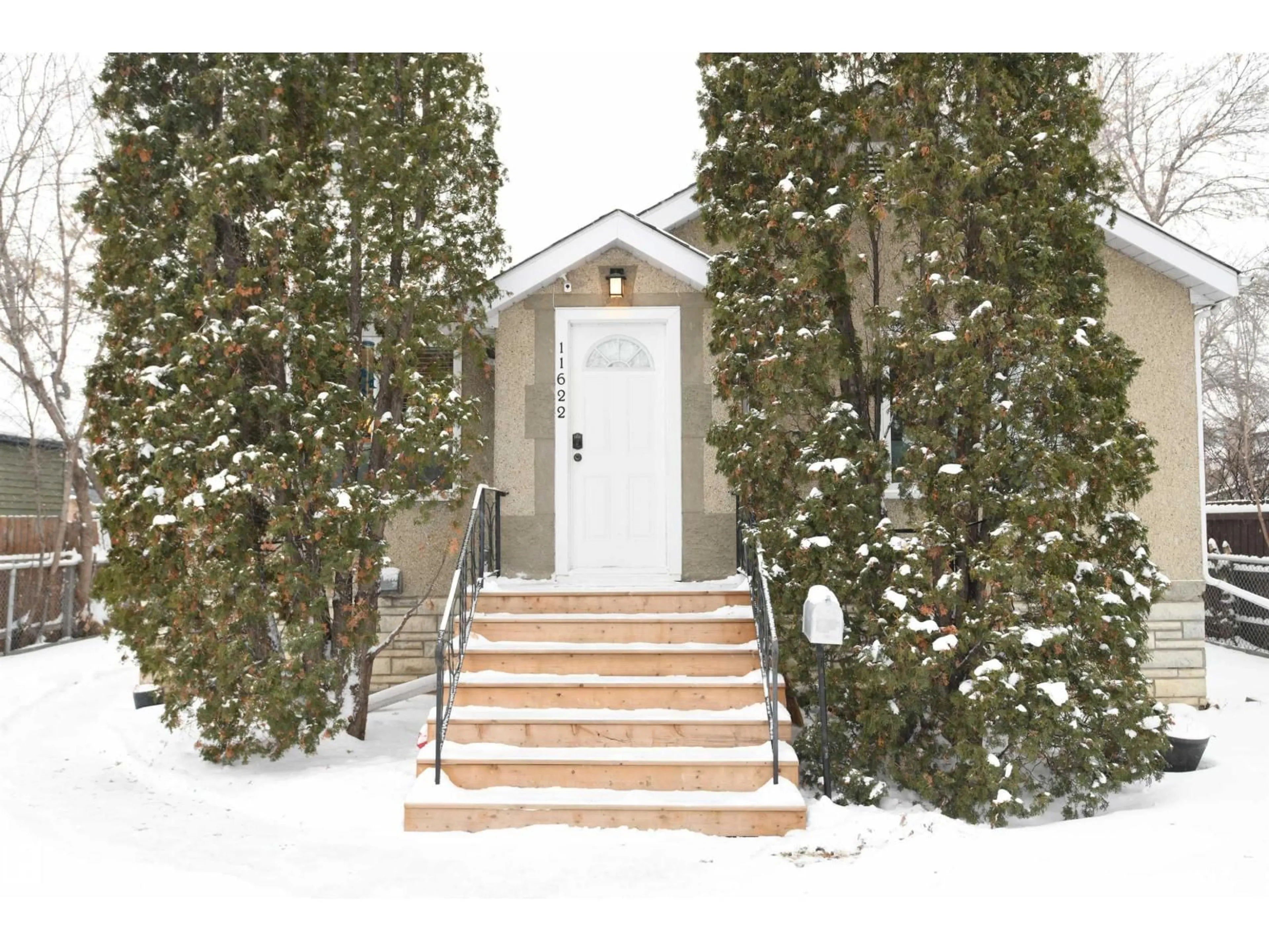 Indoor entryway for 11622 123 ST, Edmonton Alberta T5M0G6