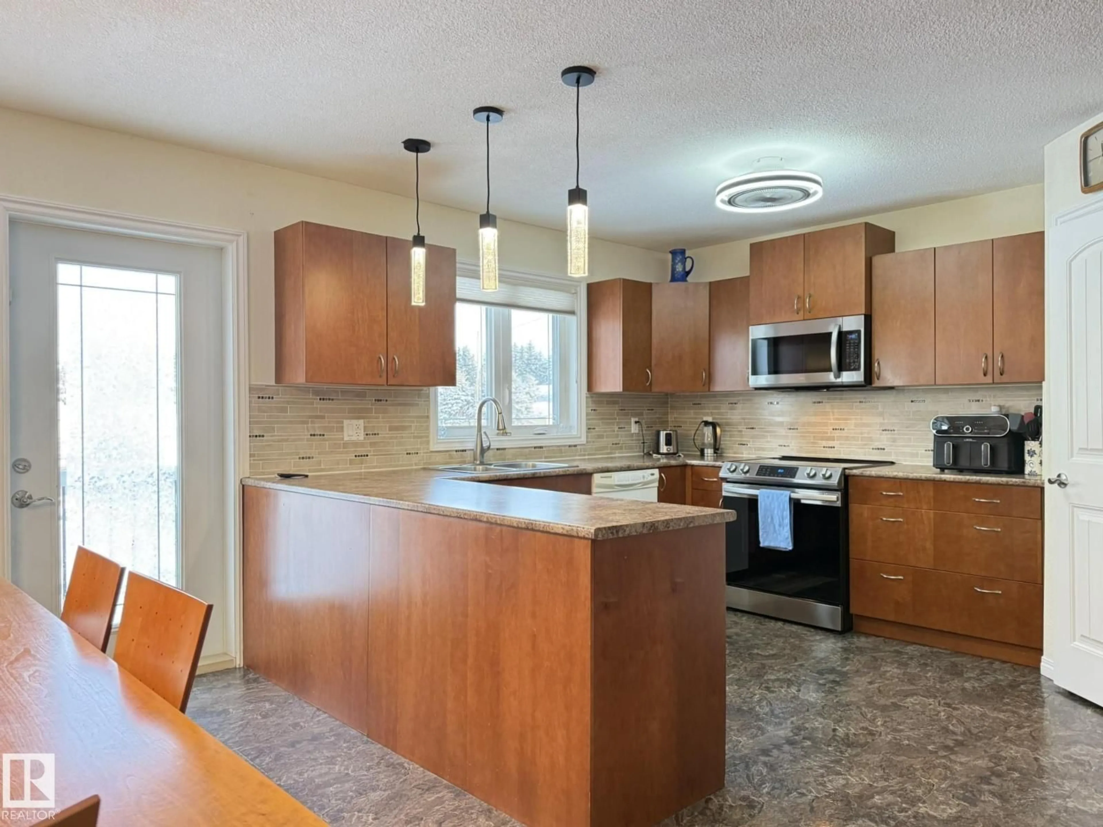 Open concept kitchen, ceramic/tile floor for 5006 46 AV, Calmar Alberta T0C0V0