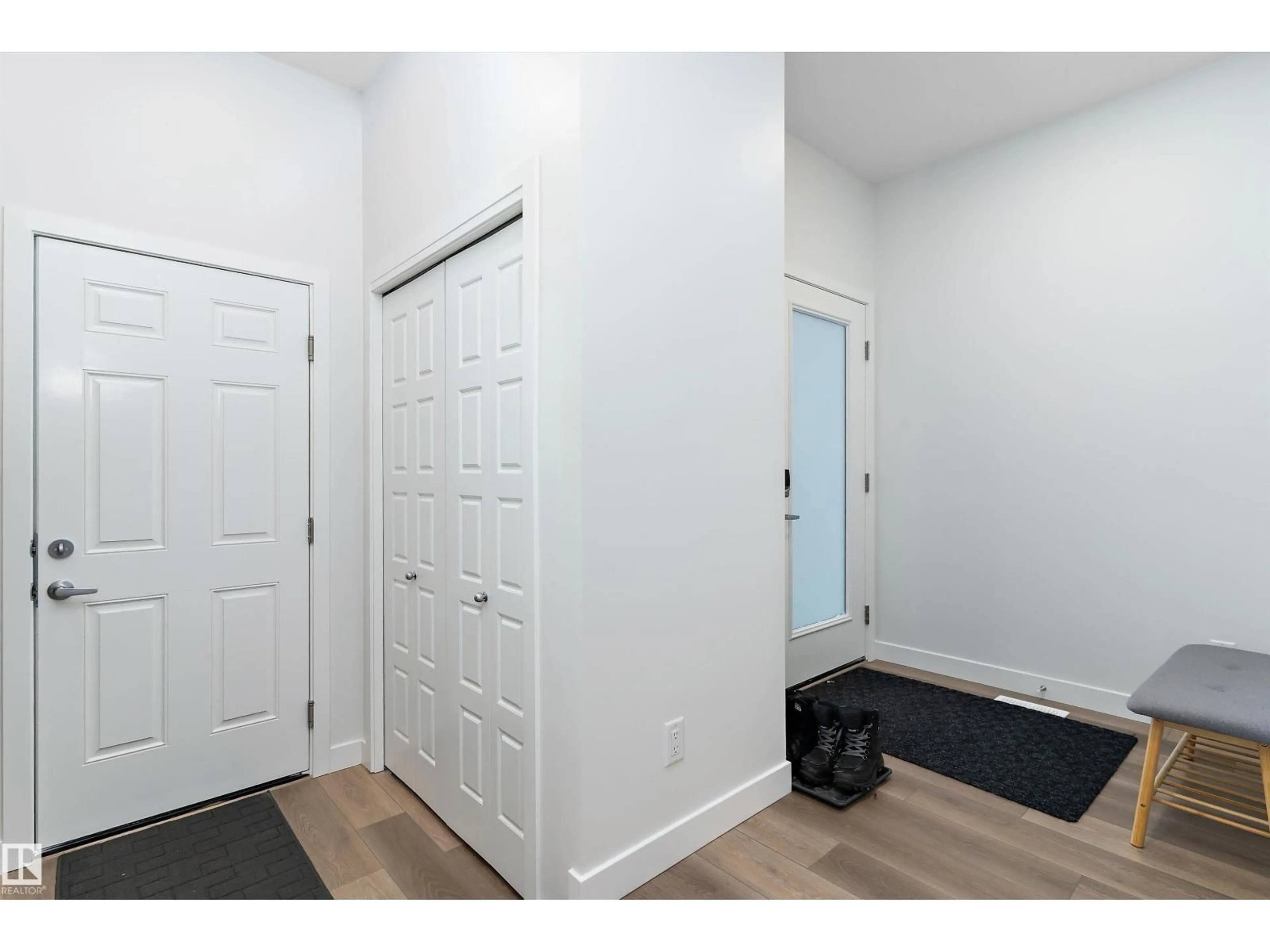 Indoor entryway for 3543 ERLANGER LINK, Edmonton Alberta T6M1J5