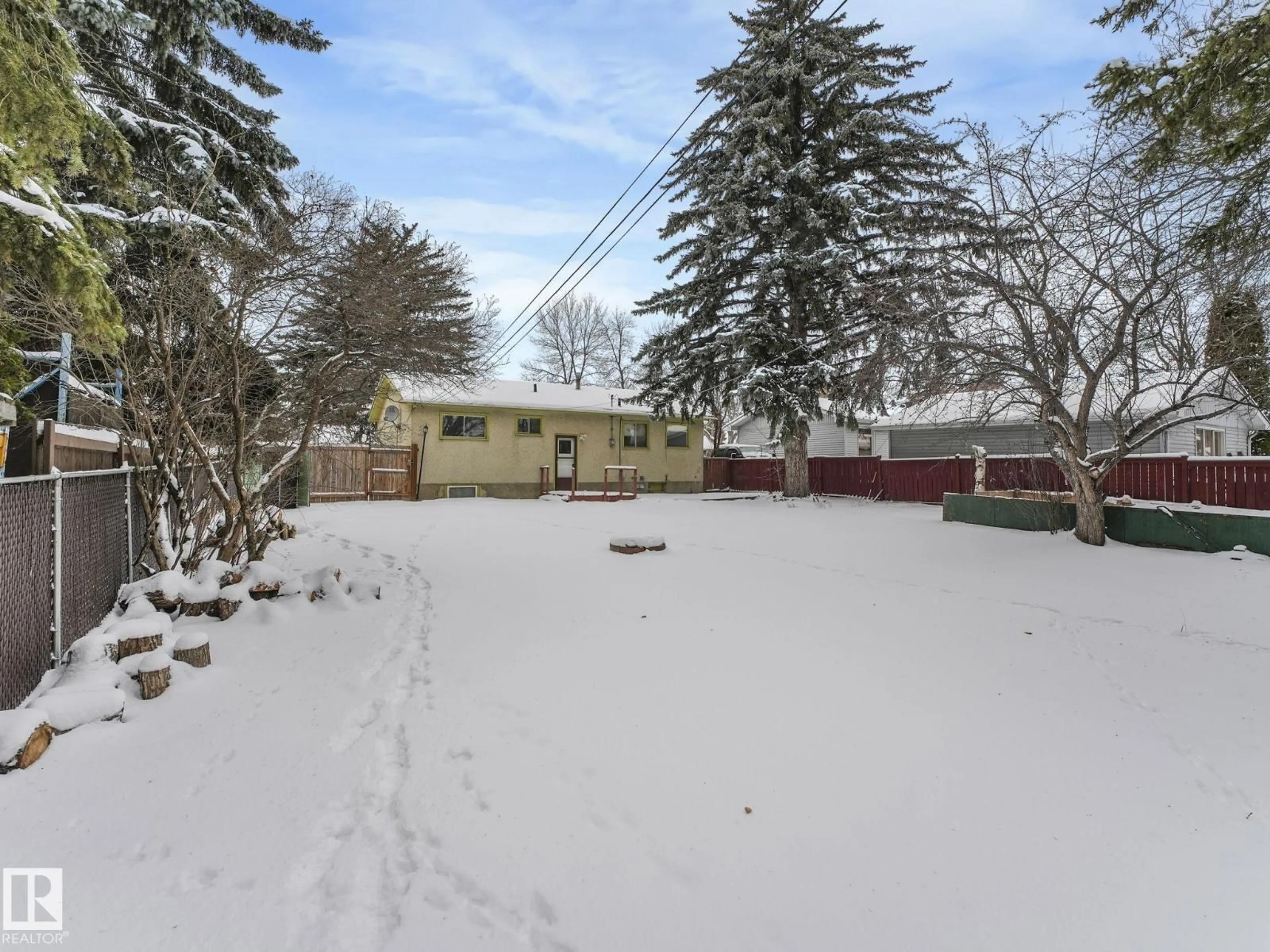 A pic from outside/outdoor area/front of a property/back of a property/a pic from drone, street for 4 GLADSTONE CR, St. Albert Alberta T8N0W7