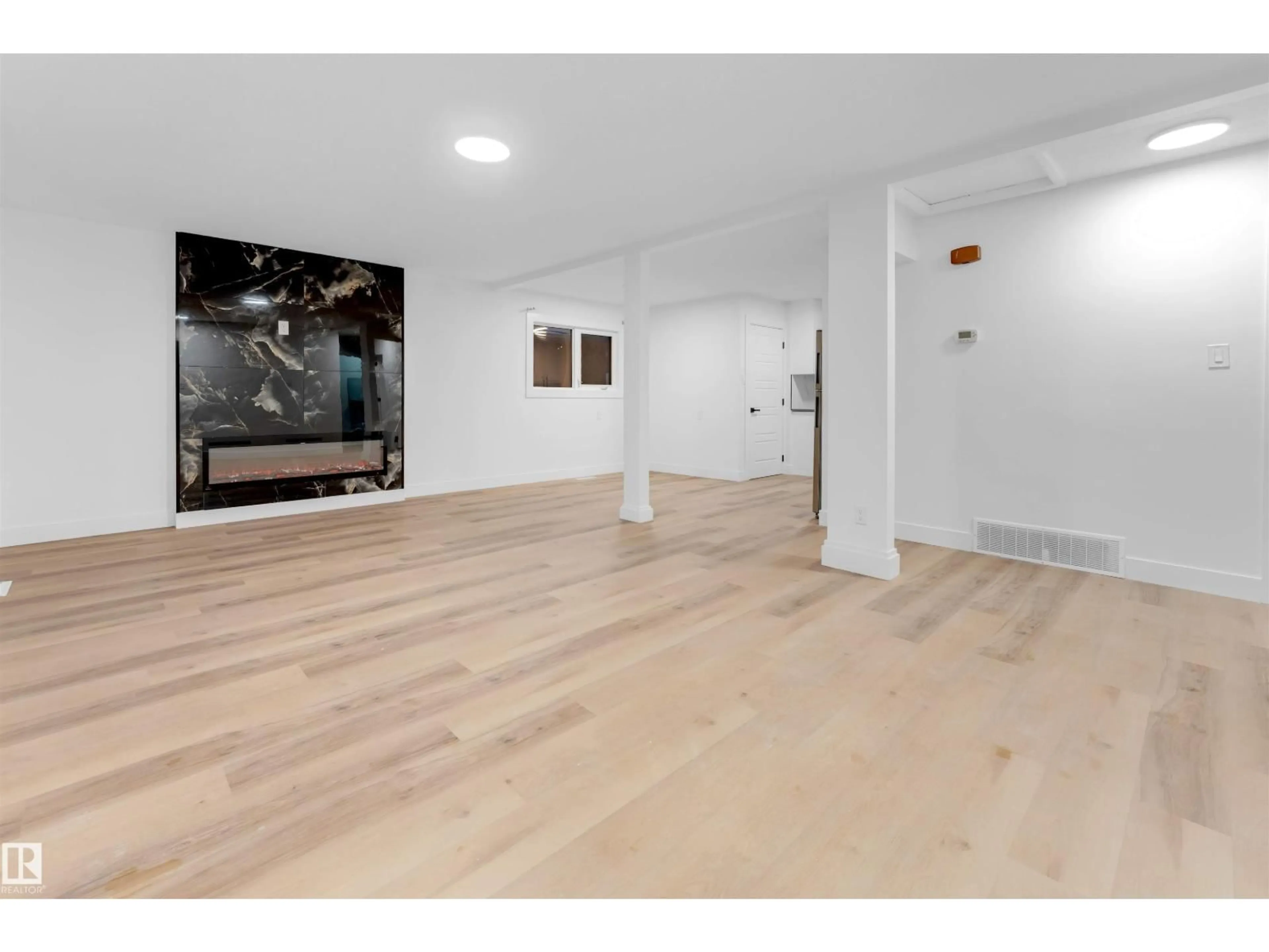 Unknown for 7303 130 AVE, Edmonton Alberta T5C1Y1