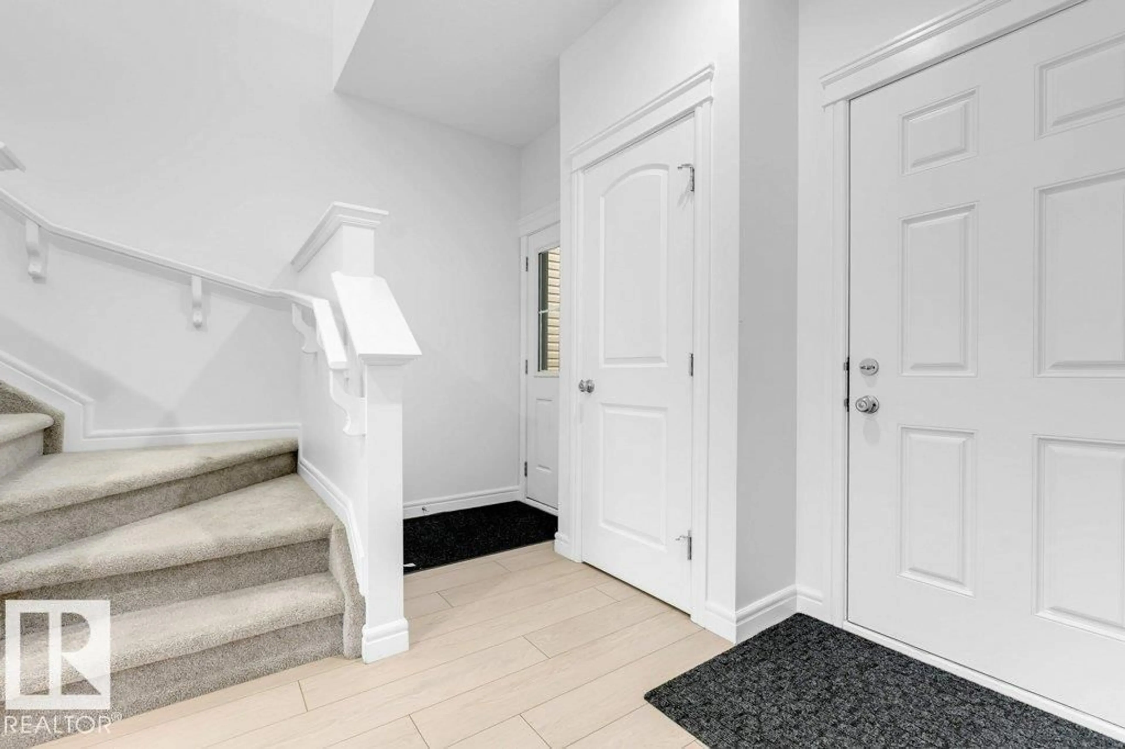 Indoor entryway for 1322 16A ST, Edmonton Alberta T6T2S4