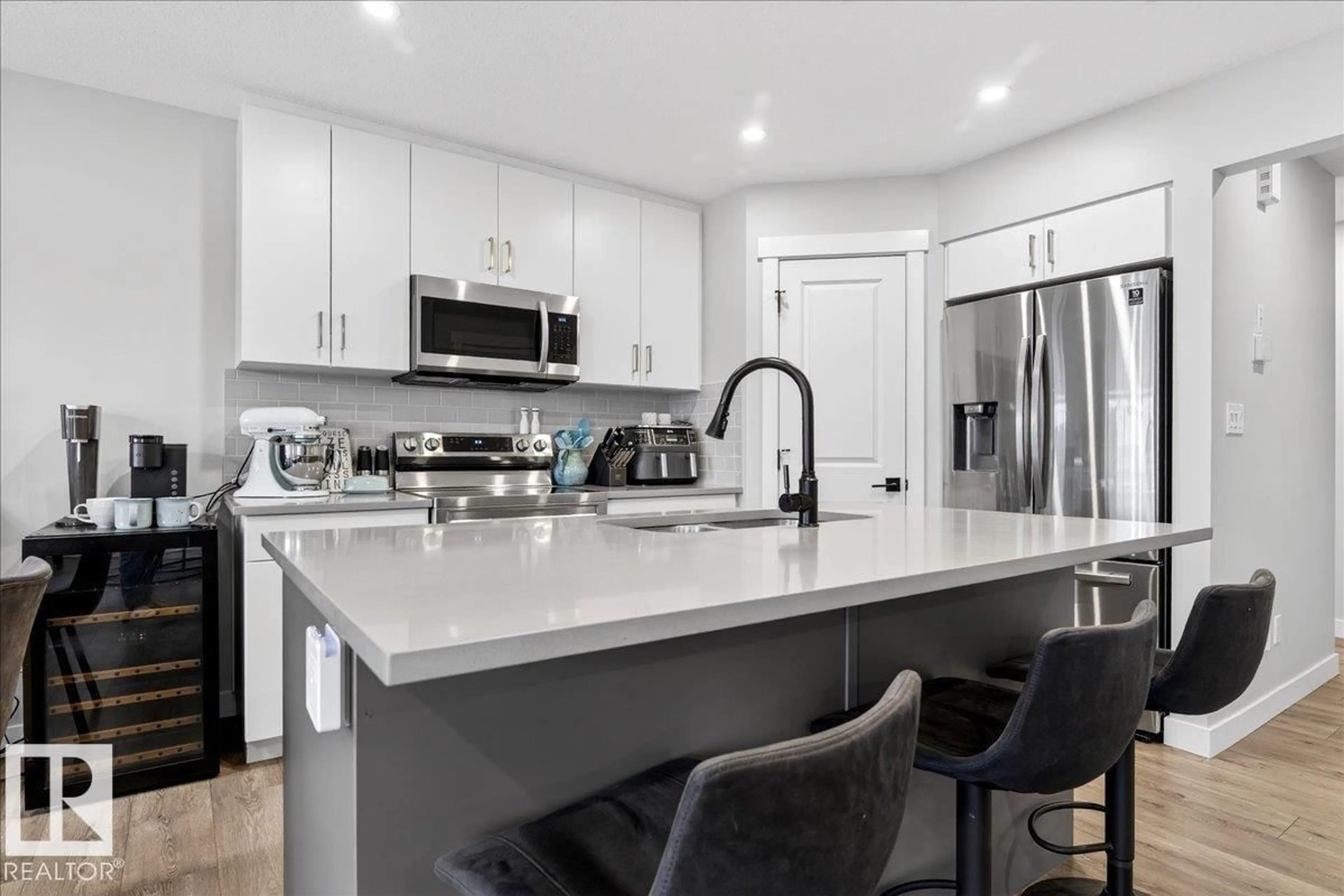 Open concept kitchen, ceramic/tile floor for 592 MEADOWVIEW DR, Fort Saskatchewan Alberta T8L0X1