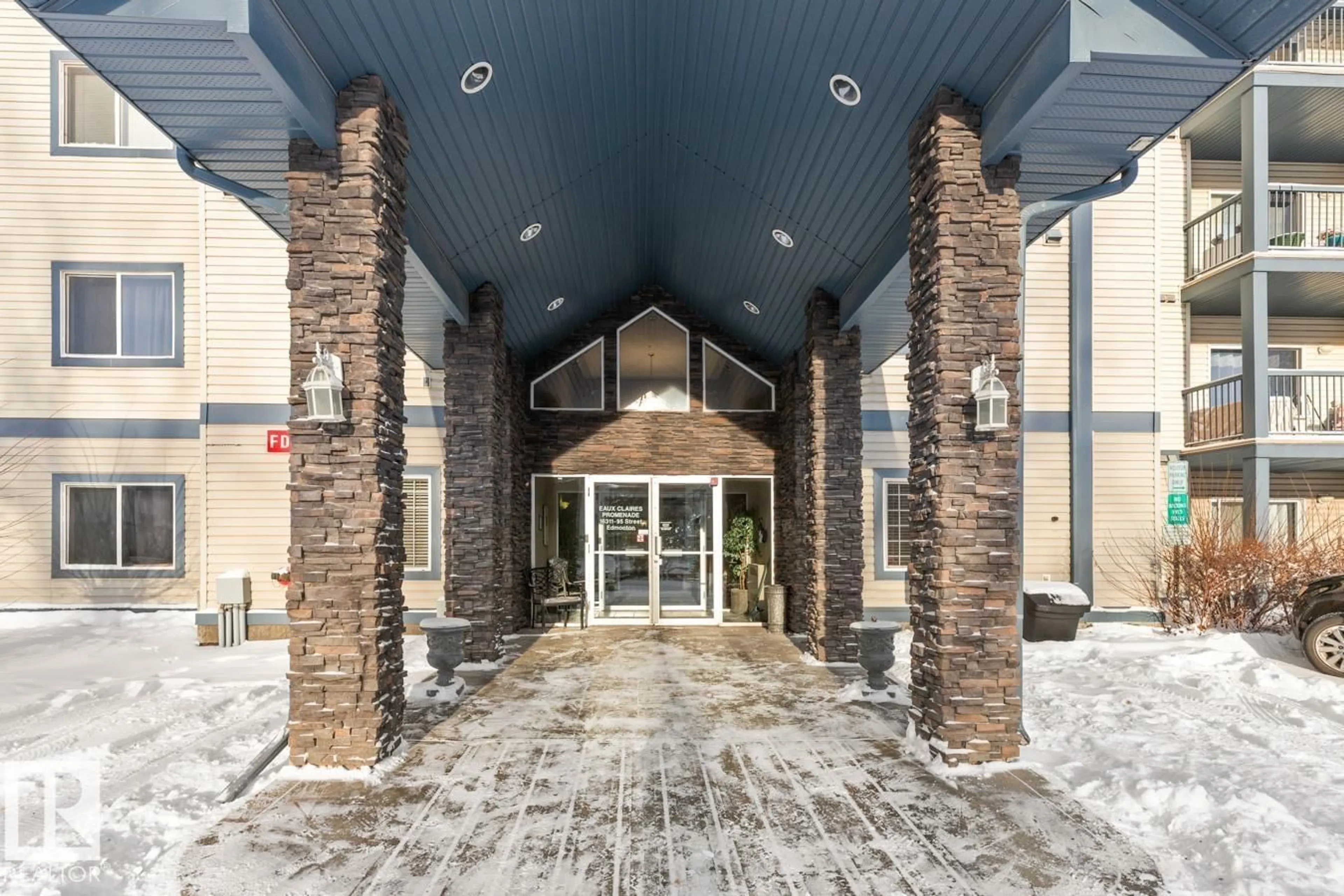 Indoor foyer for 430 16311 95 ST NW, Edmonton Alberta T5Z3Y5