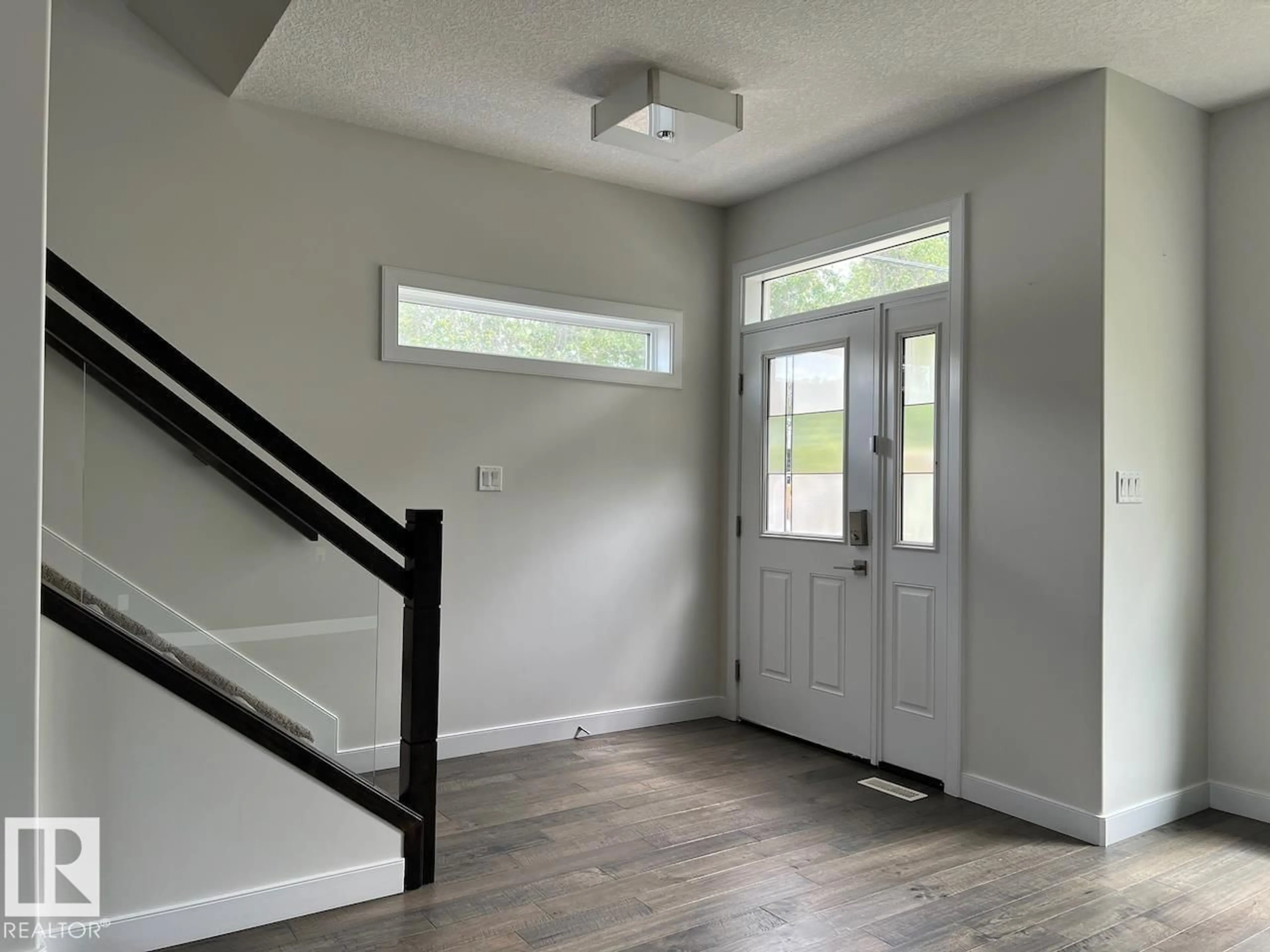 Indoor entryway for 10574 62 AV, Edmonton Alberta T6H1M4