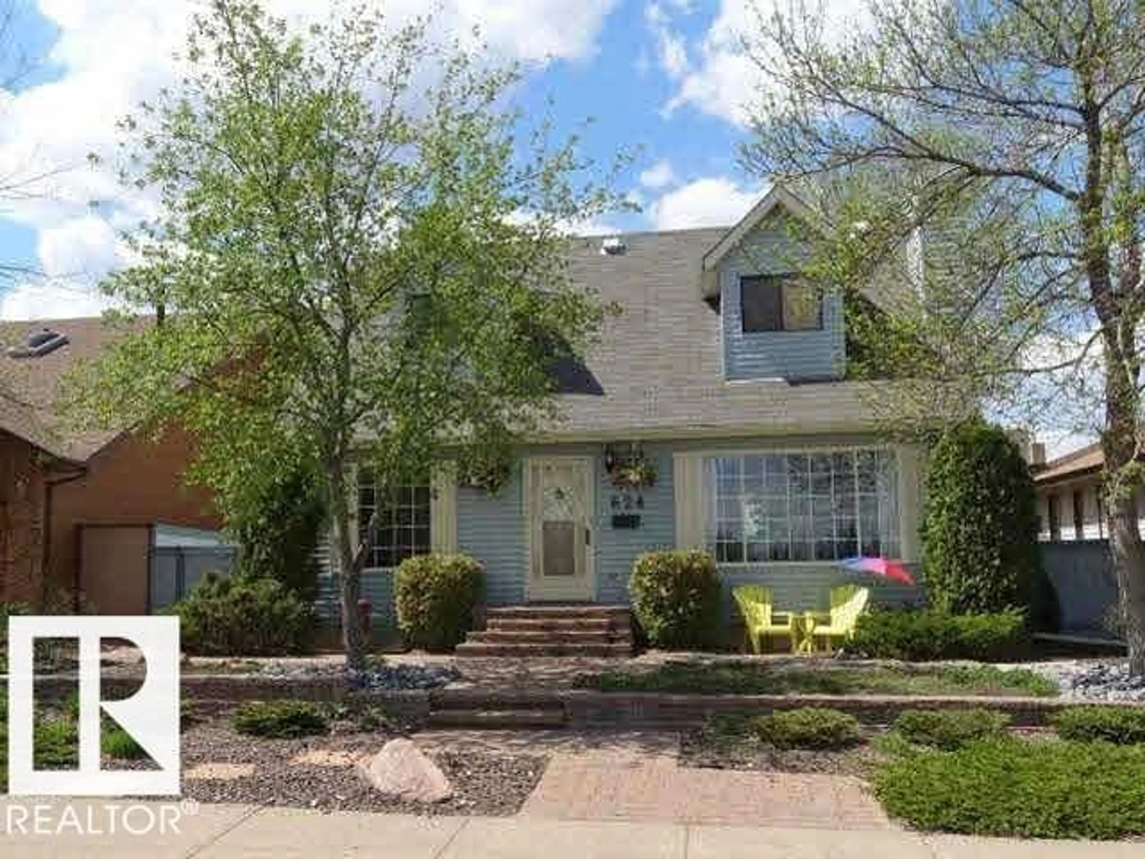 Home with vinyl exterior material, street for 624 HENDERSON ST, Edmonton Alberta T6W3T2