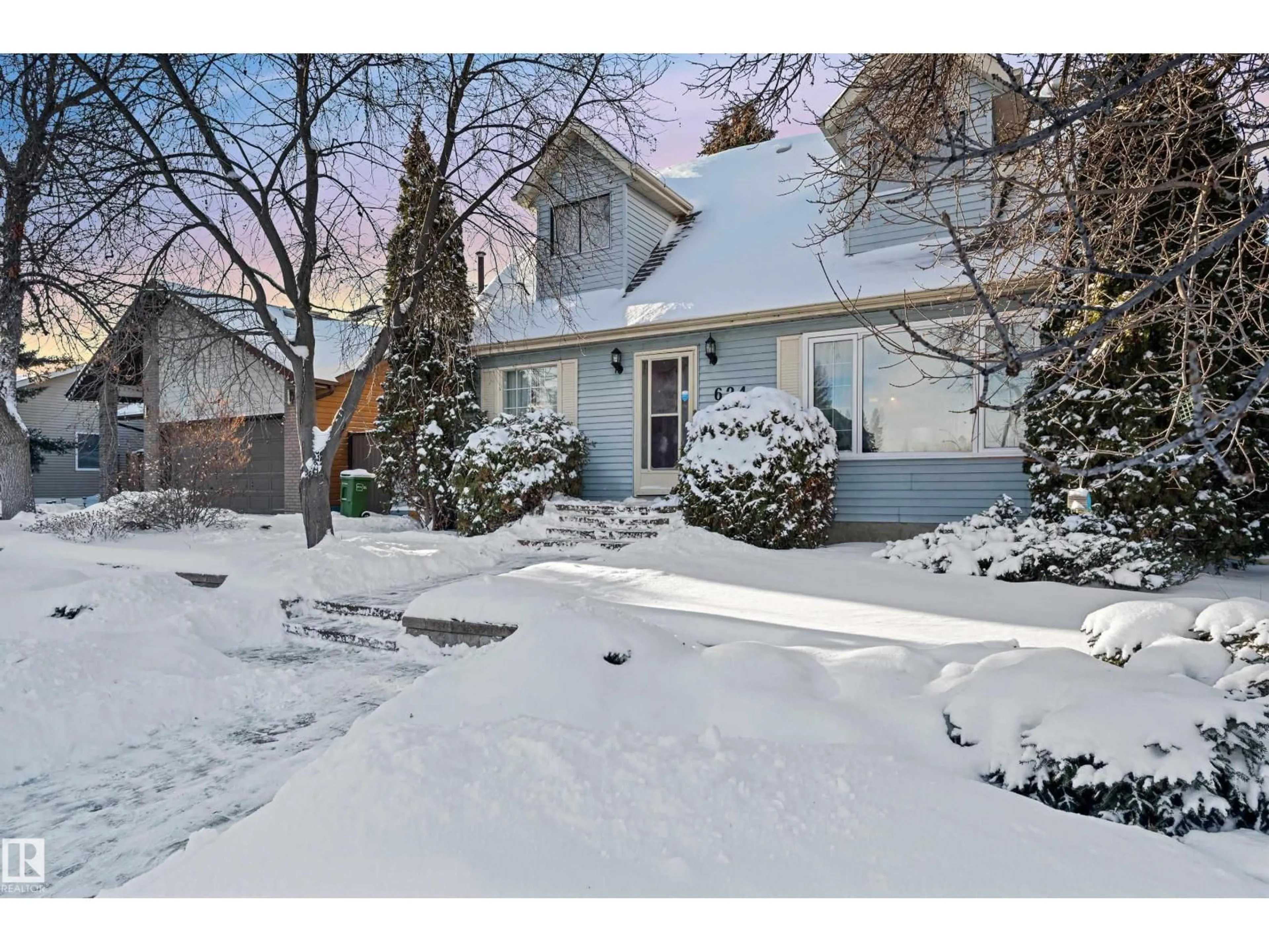A pic from outside/outdoor area/front of a property/back of a property/a pic from drone, street for 624 HENDERSON ST, Edmonton Alberta T6W3T2