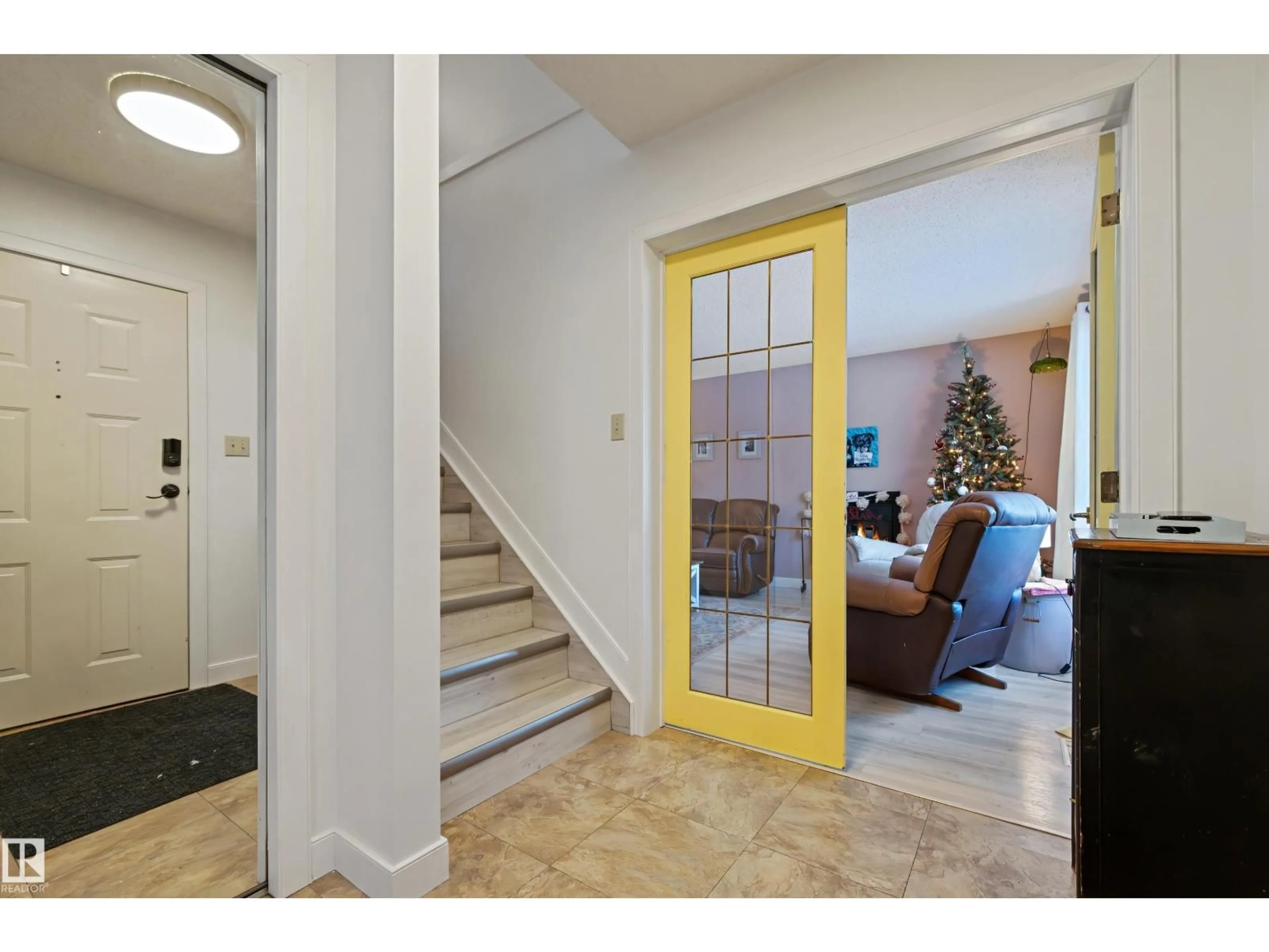 Indoor entryway for 624 HENDERSON ST, Edmonton Alberta T6W3T2