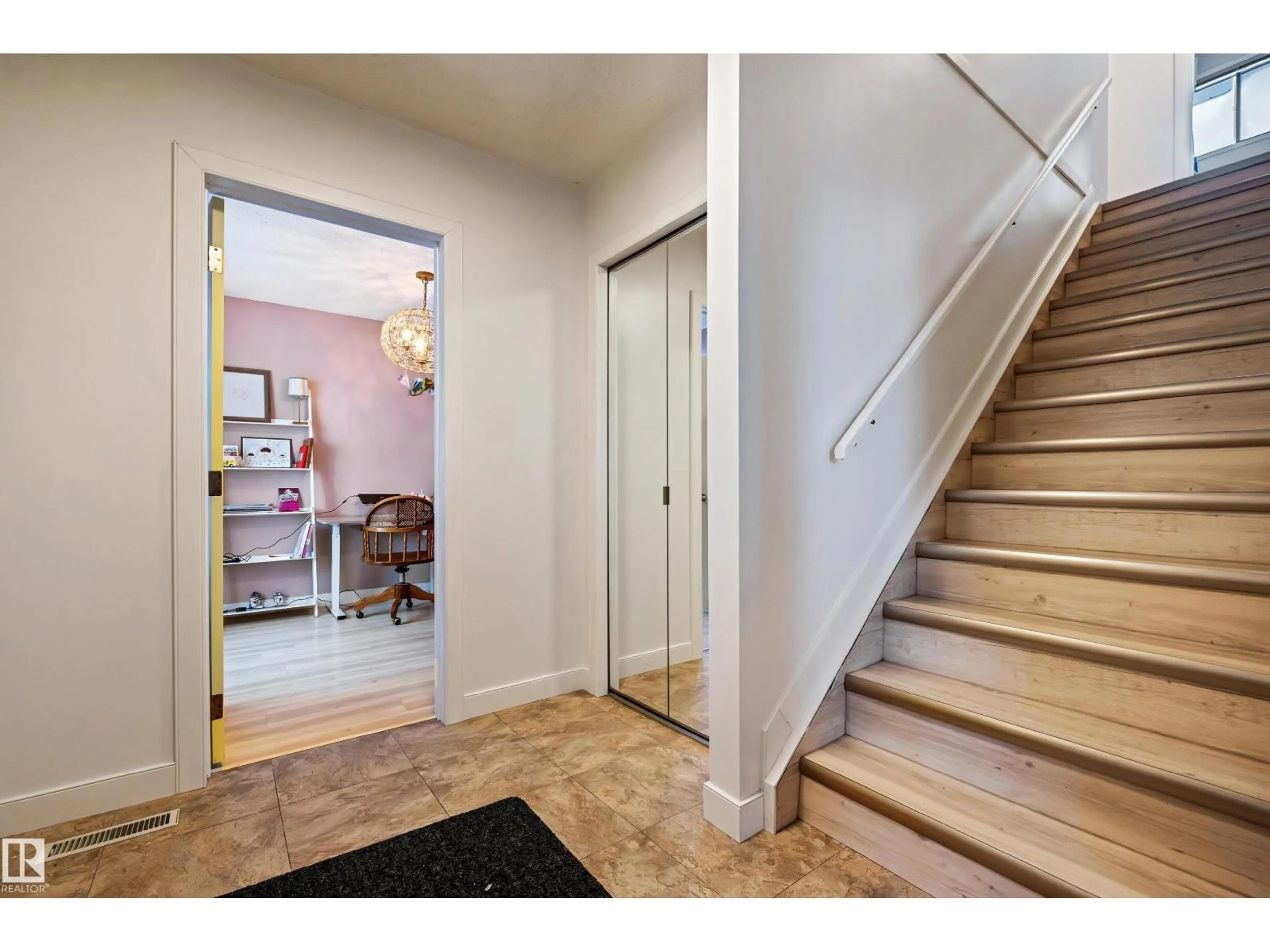 Indoor entryway for 624 HENDERSON ST, Edmonton Alberta T6W3T2