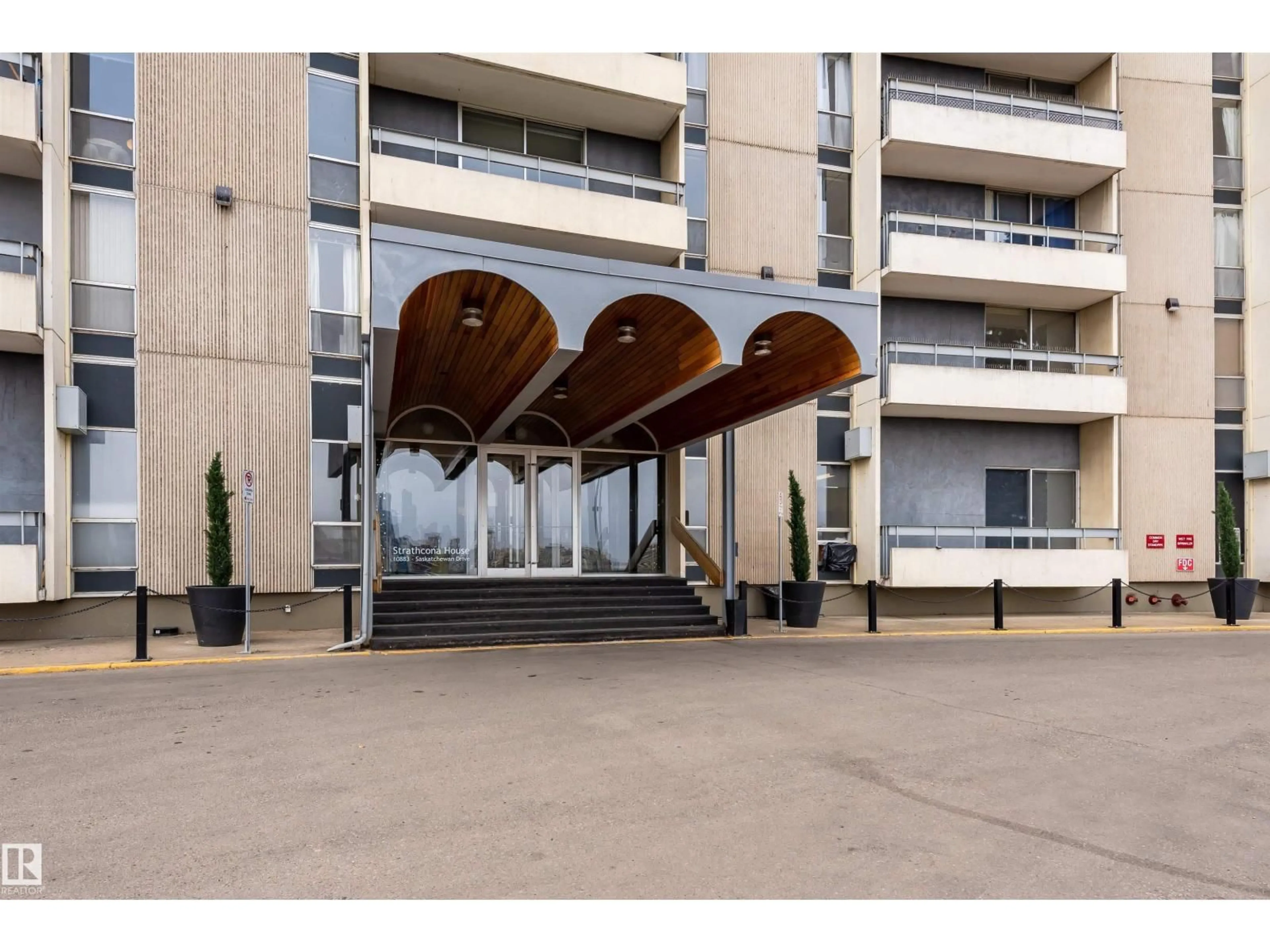 Indoor foyer for 1711 SASKATCHEWAN DR, Edmonton Alberta T6E4S6