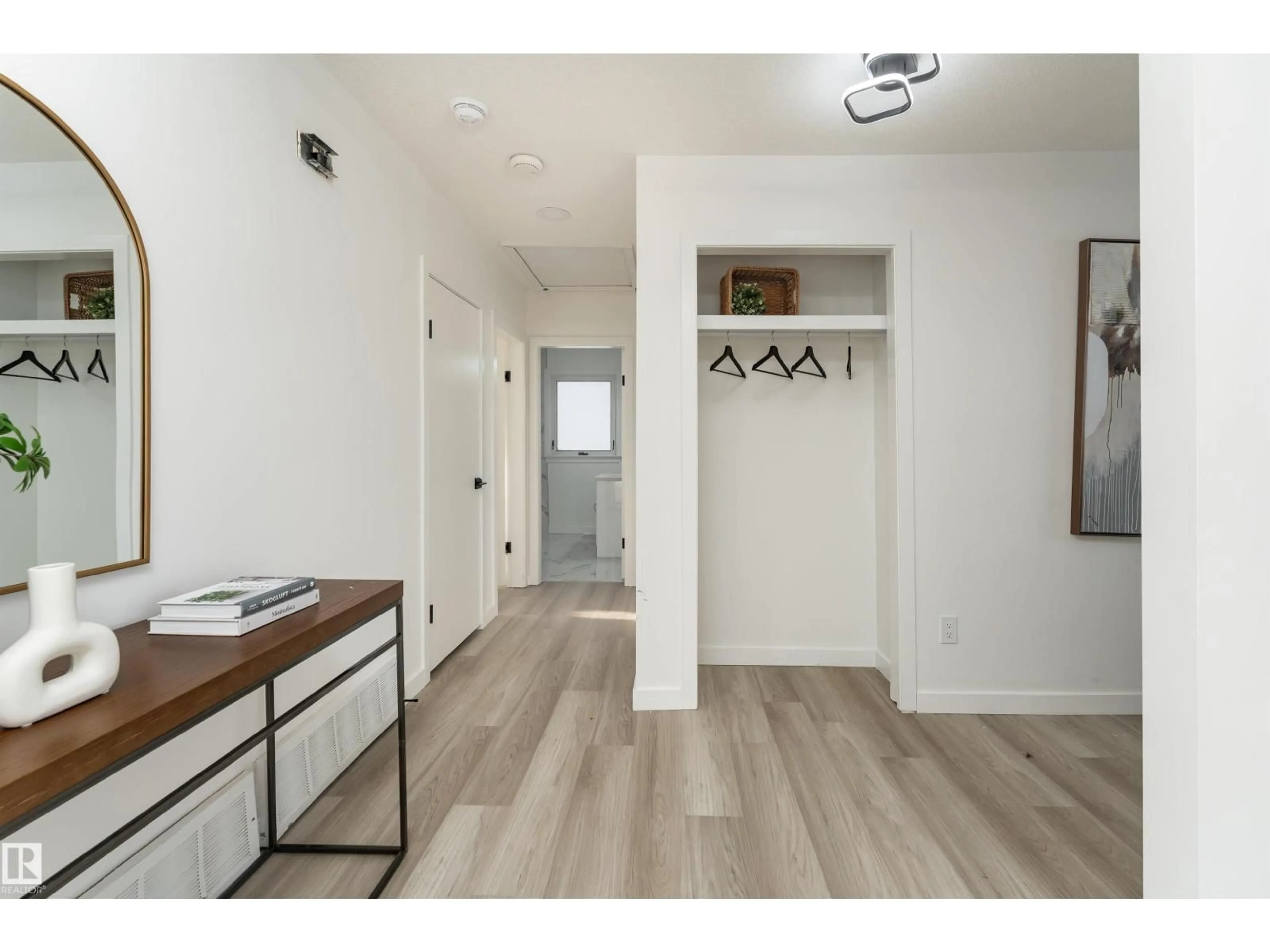 Indoor entryway for 13307 116 AV, Edmonton Alberta T5M3E4