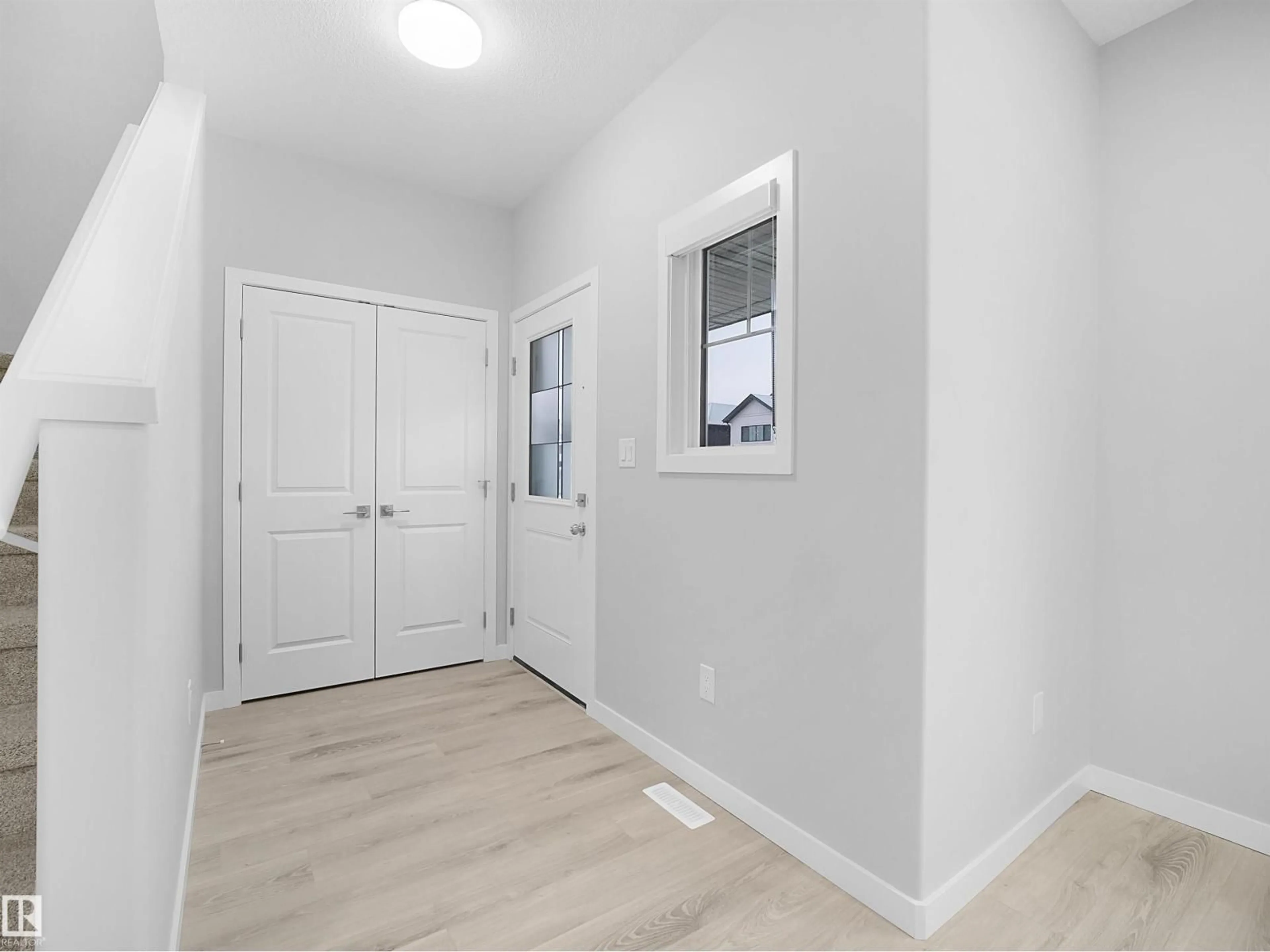 Indoor entryway for 3272 DALLAS SCHMIDT DR, Edmonton Alberta T5E6Z9