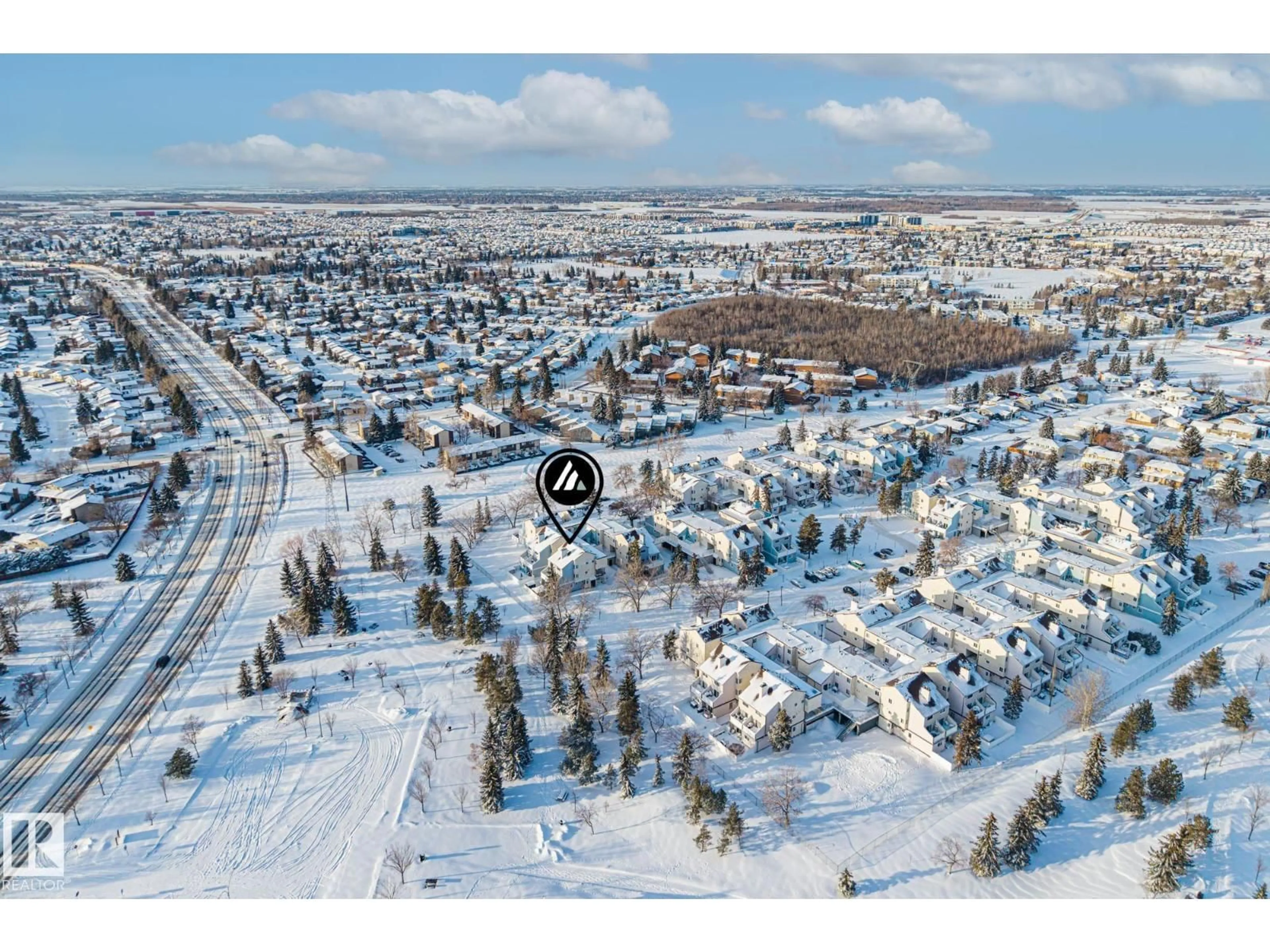 A pic from outside/outdoor area/front of a property/back of a property/a pic from drone, street for 189 LANCASTER TC, Edmonton Alberta T5X5T2