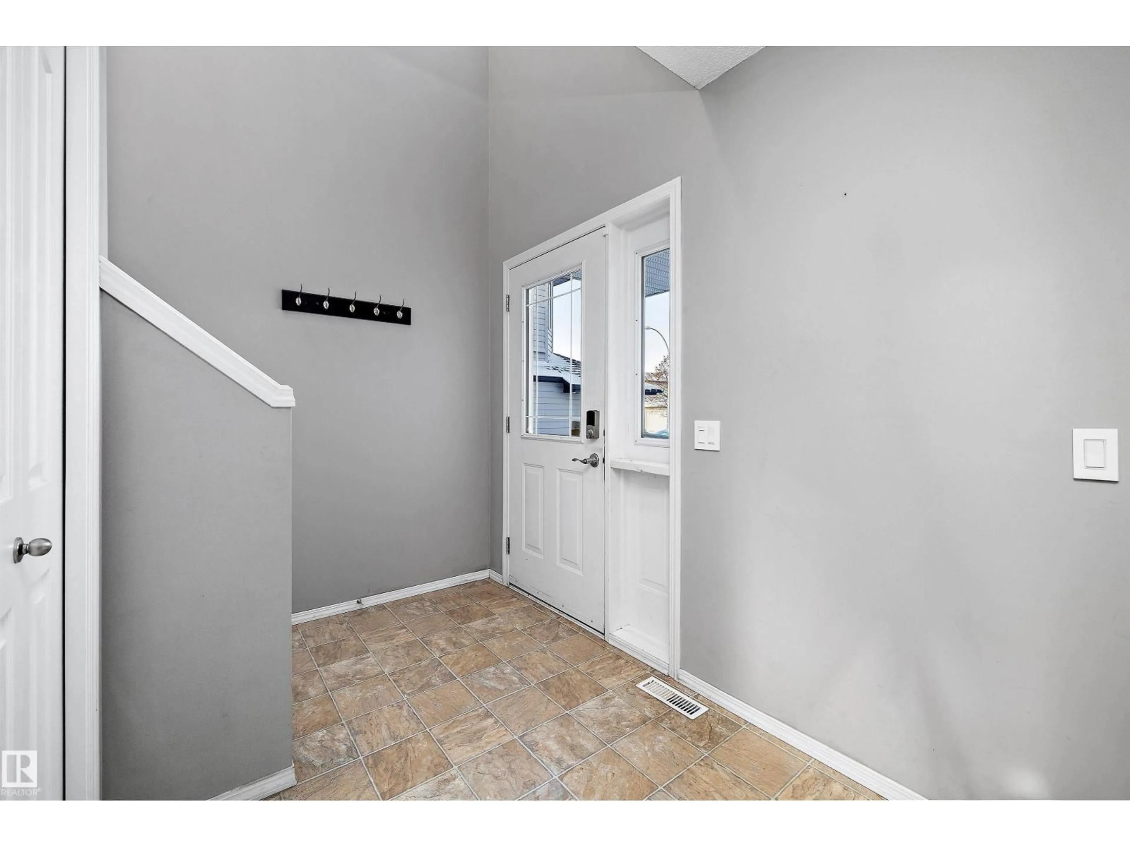 Indoor entryway for 17 FOXBORO LN, Sherwood Park Alberta T8A6M7