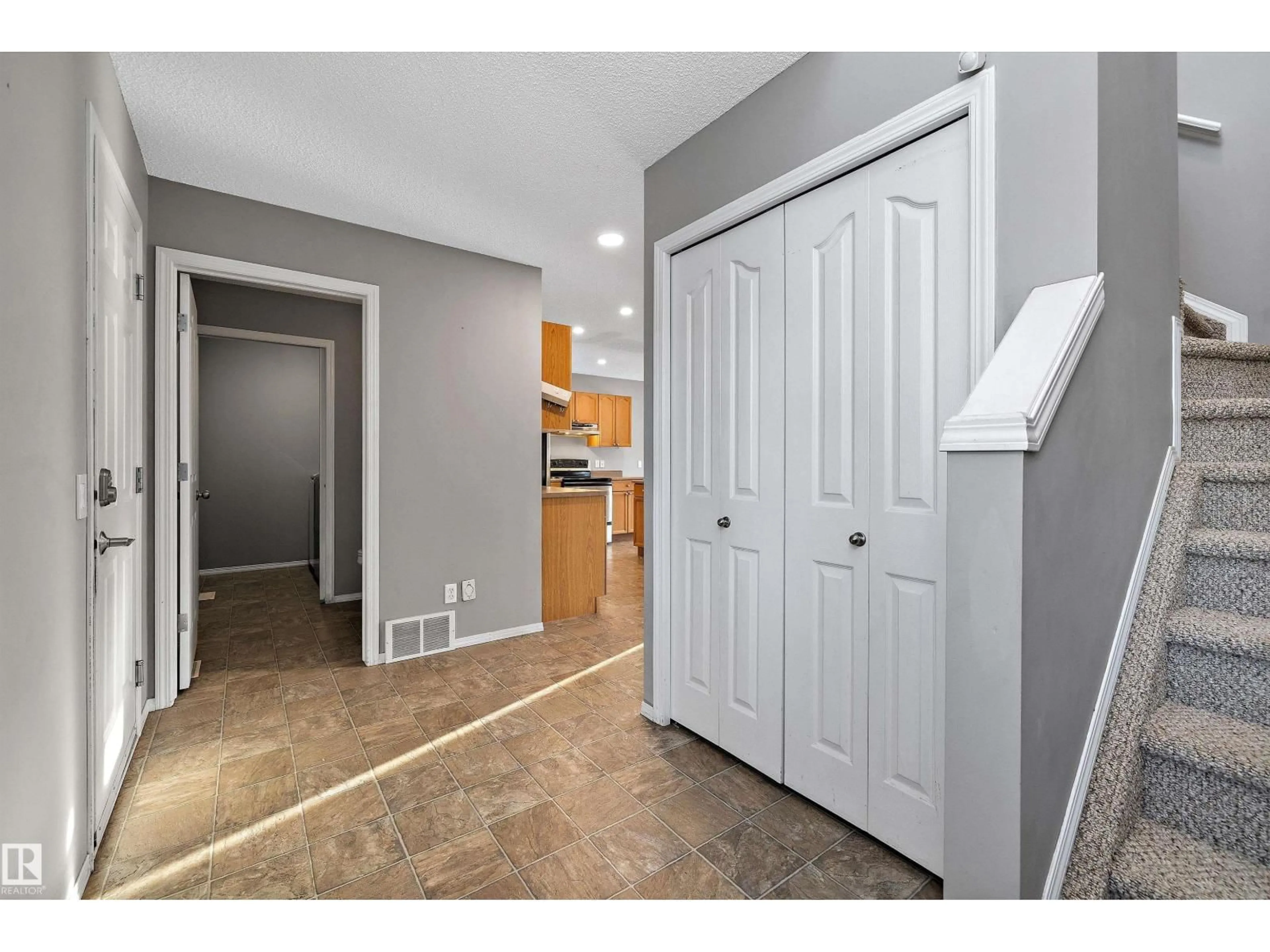Indoor entryway for 17 FOXBORO LN, Sherwood Park Alberta T8A6M7