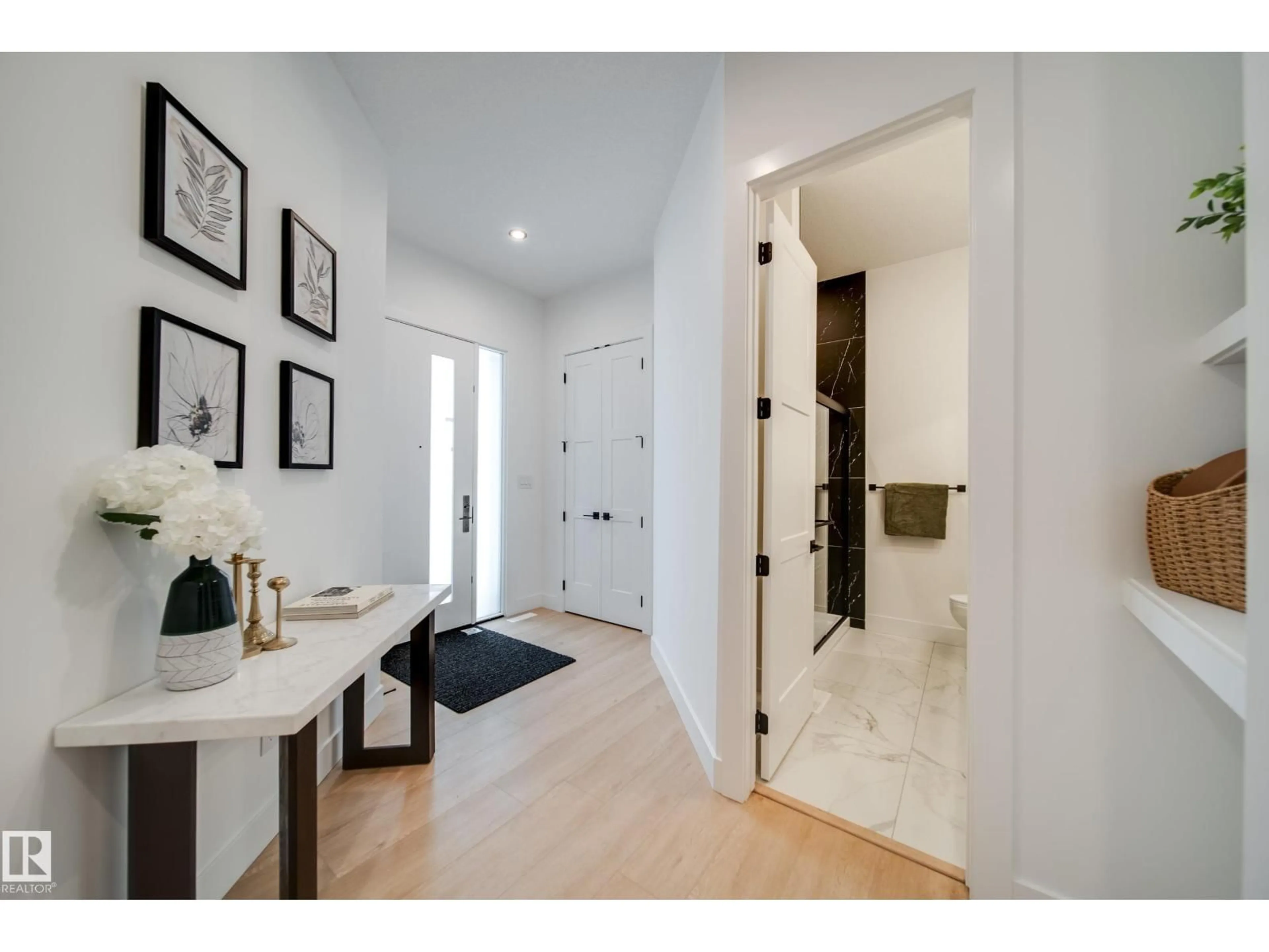 Indoor entryway for 2 - 20425 93 AV, Edmonton Alberta T5T7C7