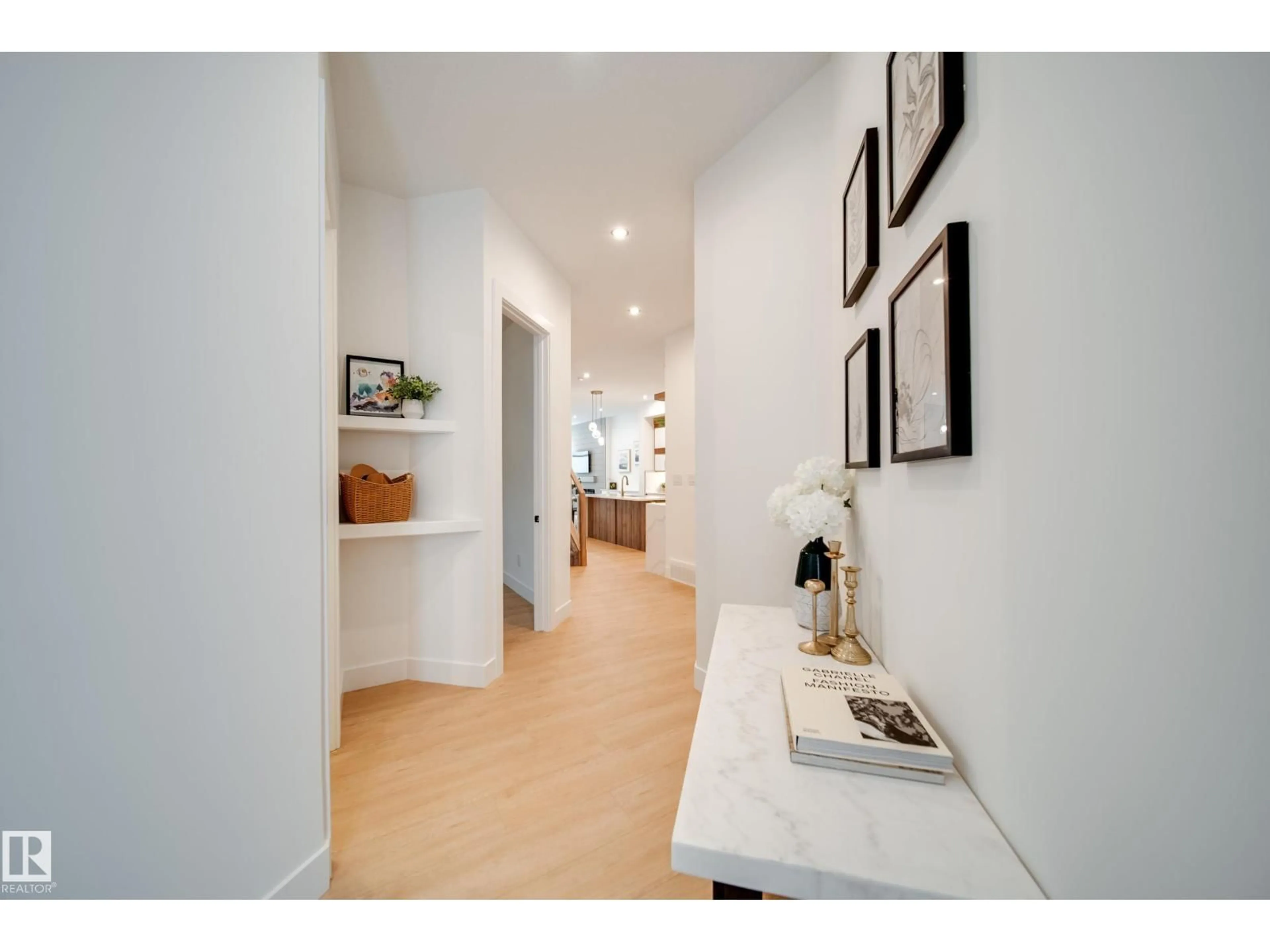 Indoor entryway for 2 - 20425 93 AV, Edmonton Alberta T5T7C7