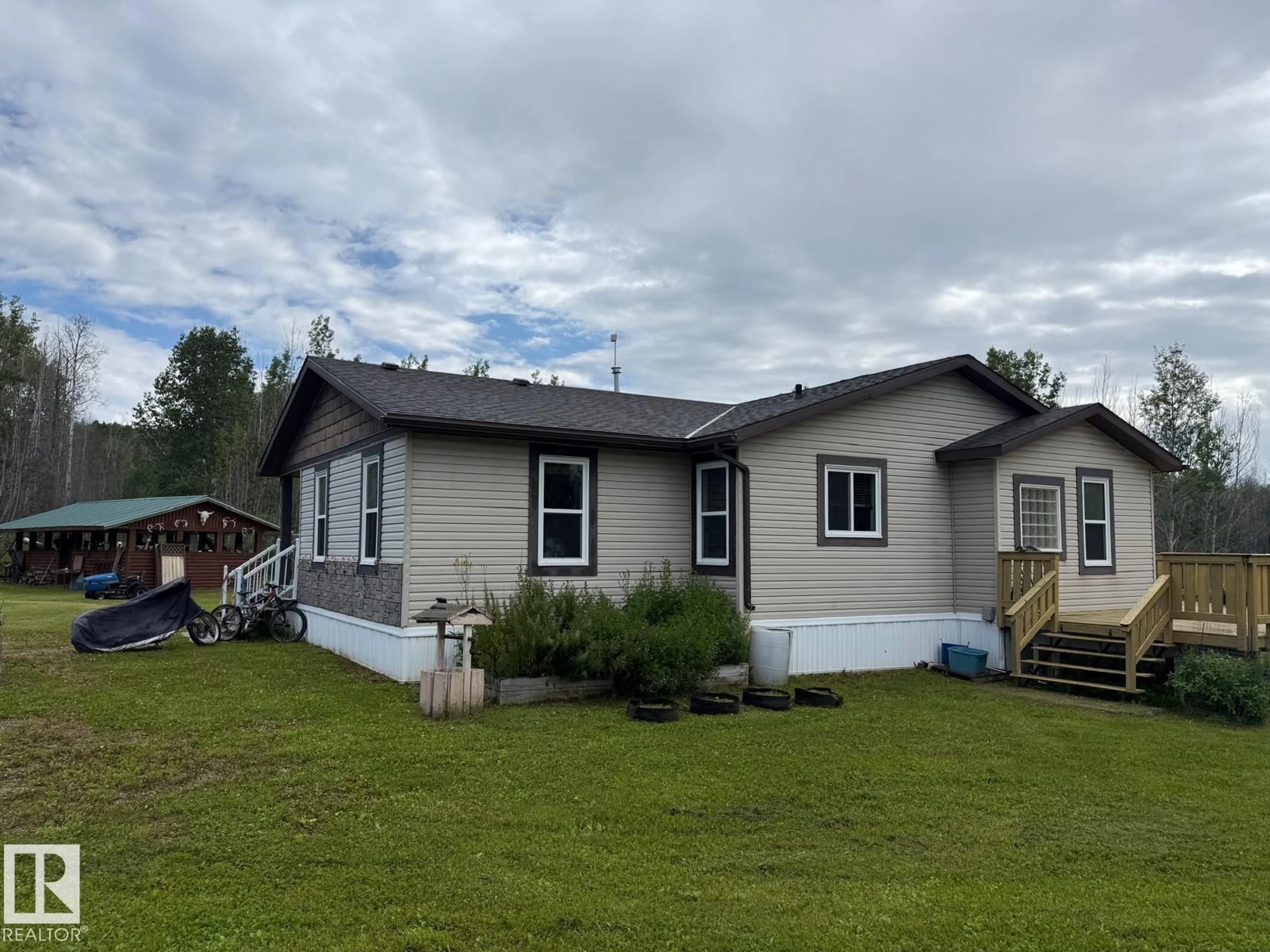 Home with vinyl exterior material, building for 56509 HWY 32, Rural Yellowhead Alberta T7E3X8