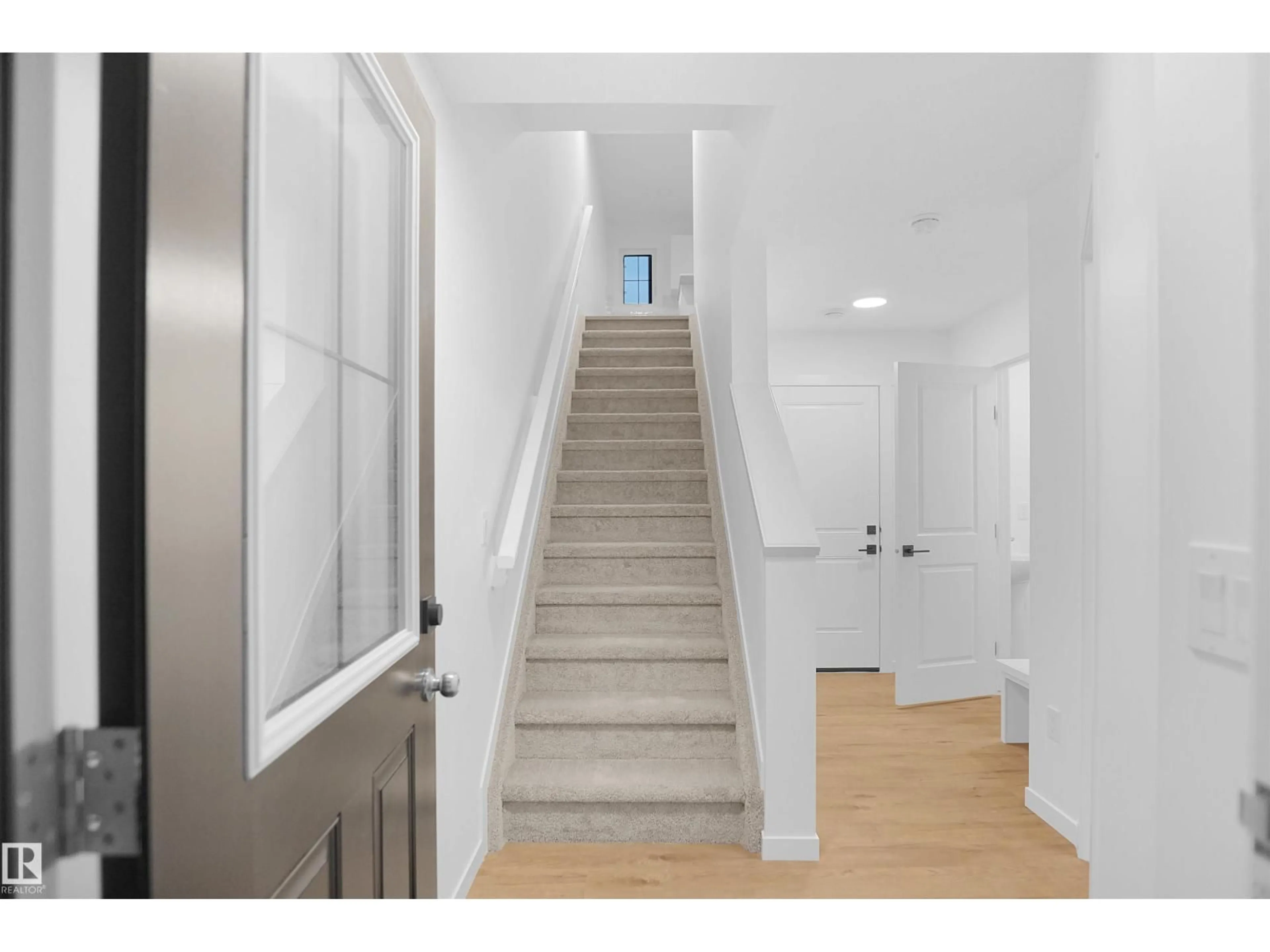 Stairs for #11 - 29 AIRPORT RD, Edmonton Alberta T5G2P9